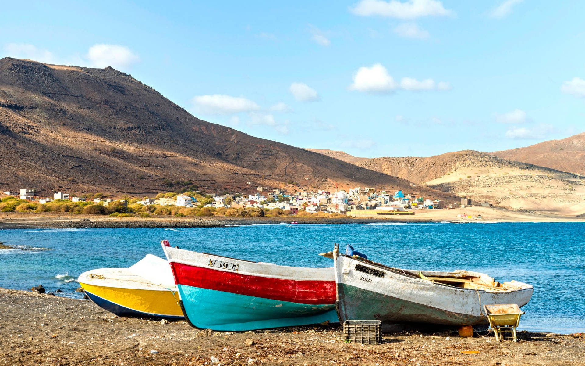 Tresbarcos En La Playa De Cabo Verde. Fondo de pantalla