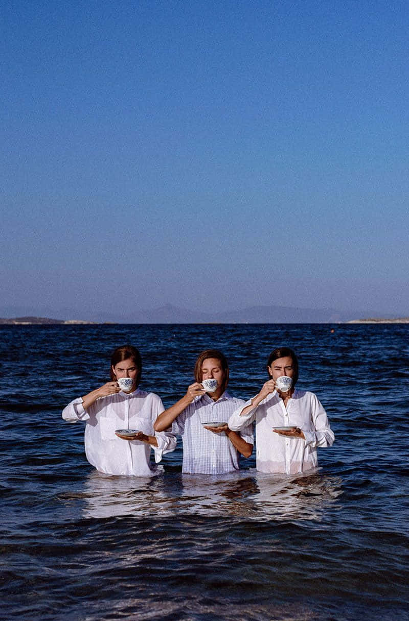 Immaginedi Tre Amici Che Bevono Sulla Spiaggia.