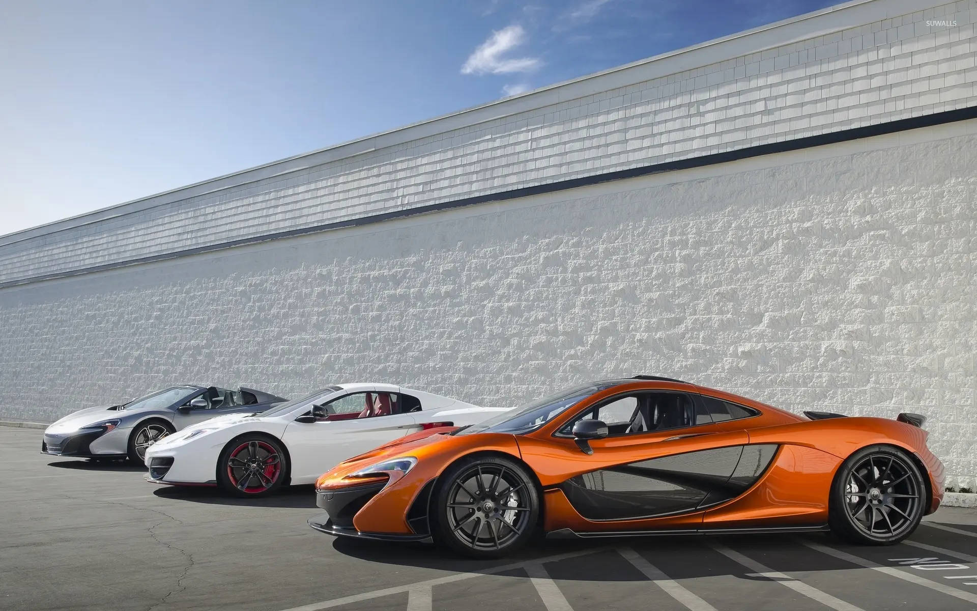 Tre McLaren Spyder køretøjer parkeret i en række Wallpaper