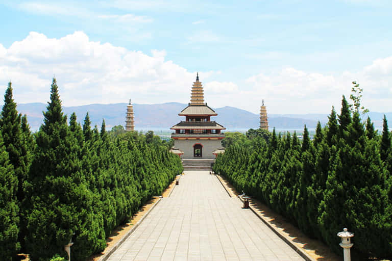 Tre pagoder og tempel i landskabsscene Wallpaper