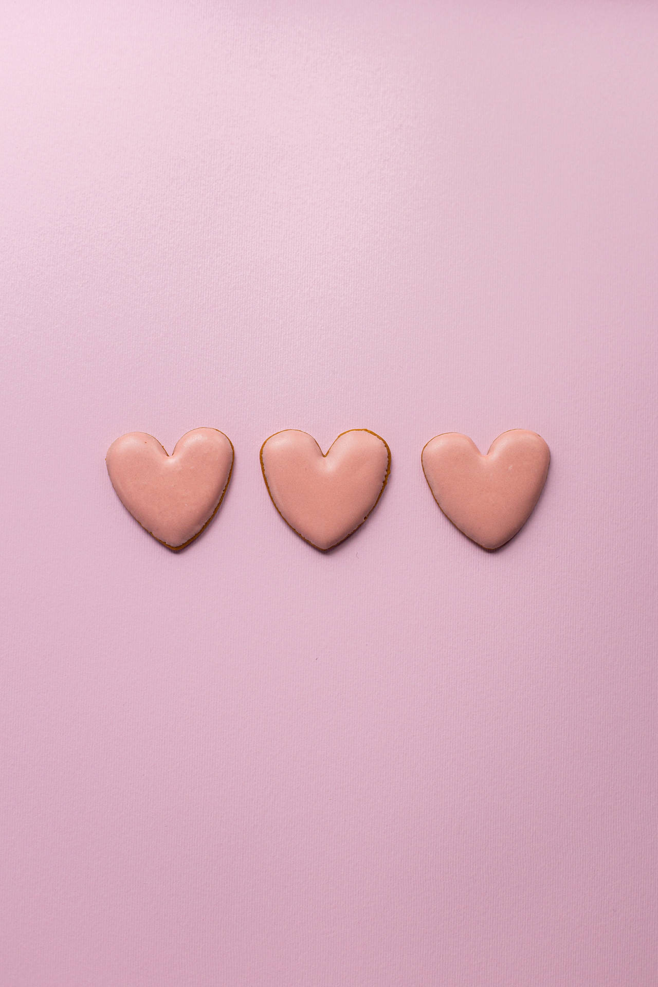 Tresgalletas De Azúcar Con Forma De Corazón En Tonos Pastel Rosado. Fondo de pantalla