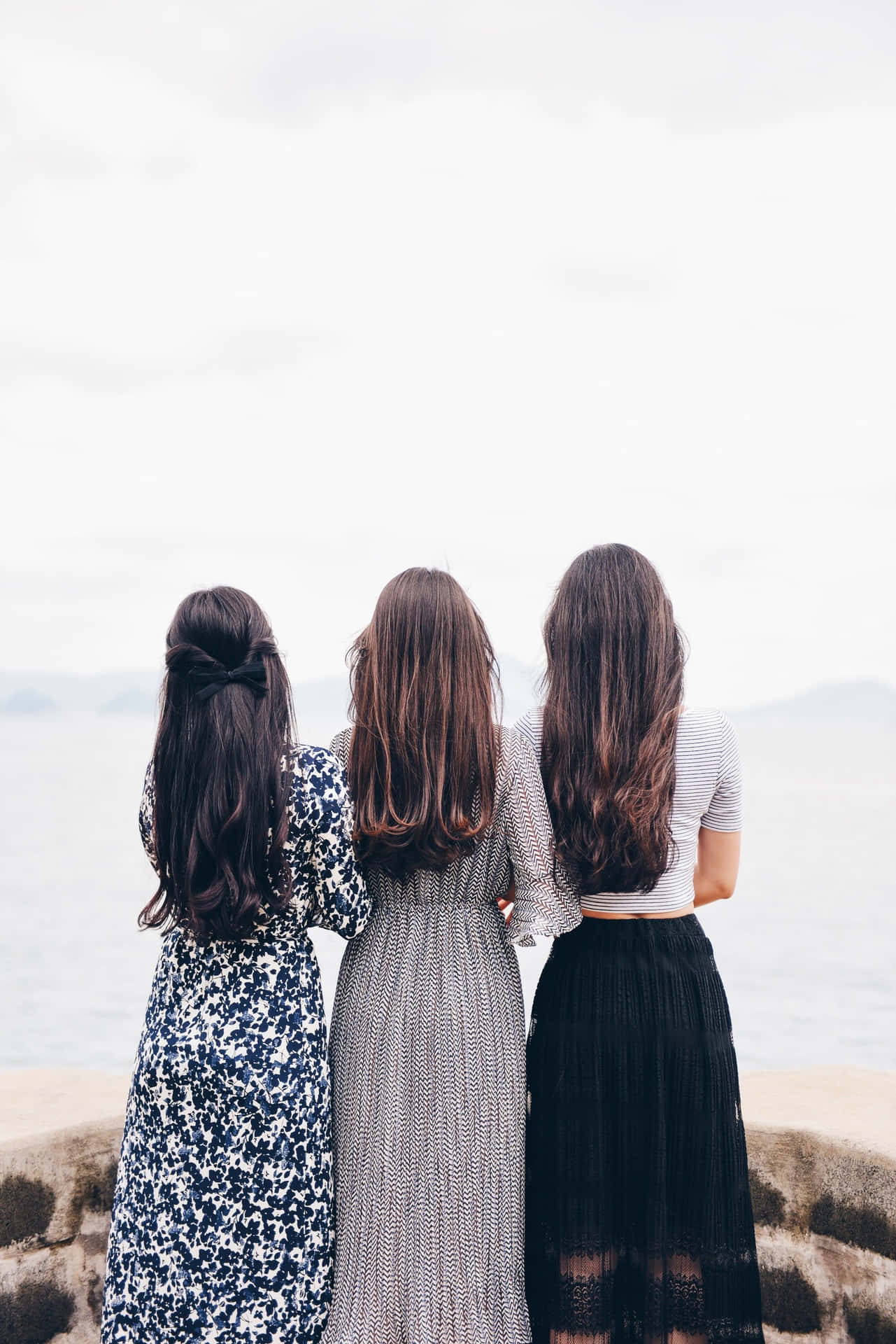 Tre kvinder i kjoler Gruppe af venner på ferie Wallpaper