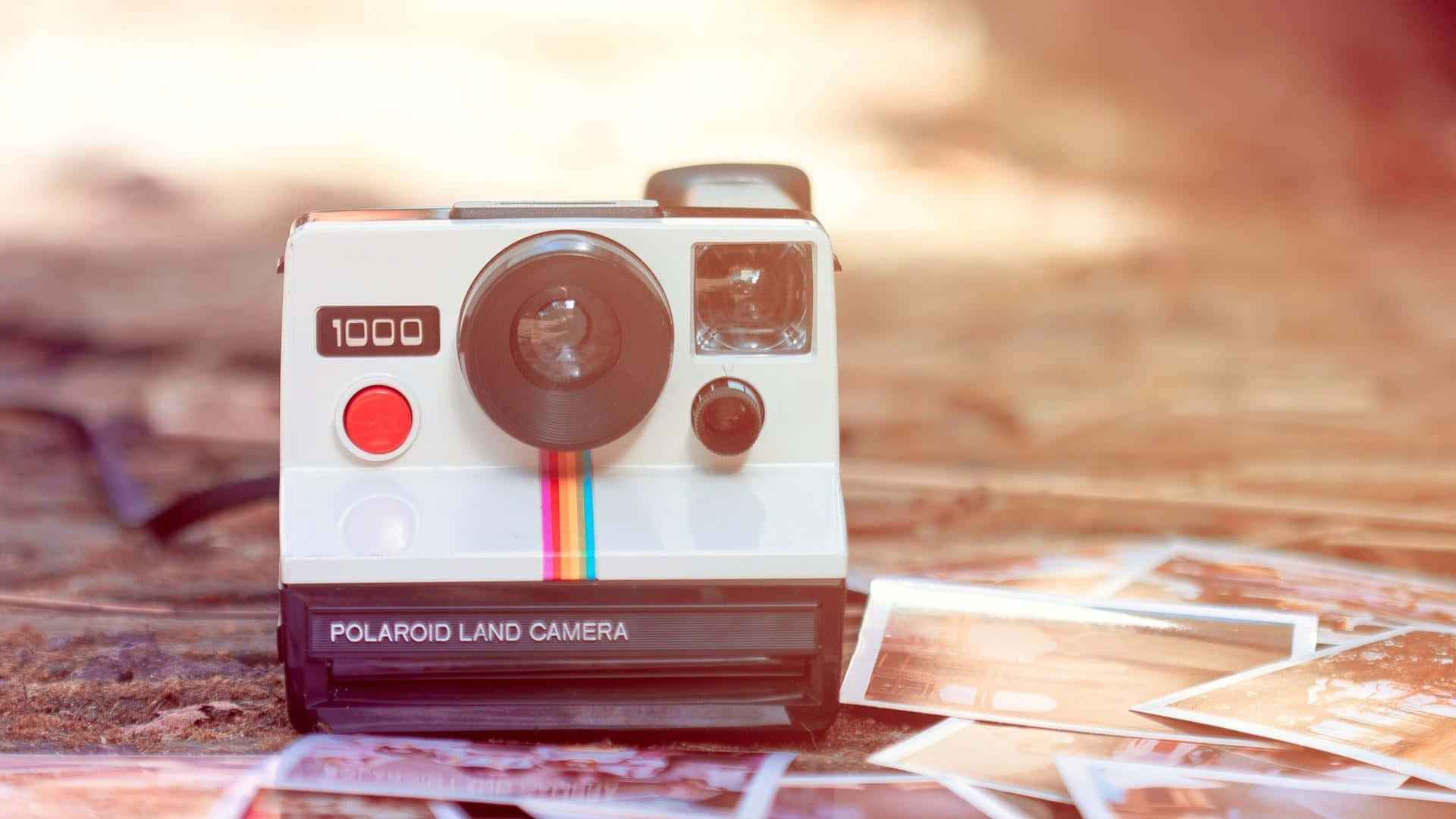 Throwback Magic: Vintage Polaroid Camera Achtergrond