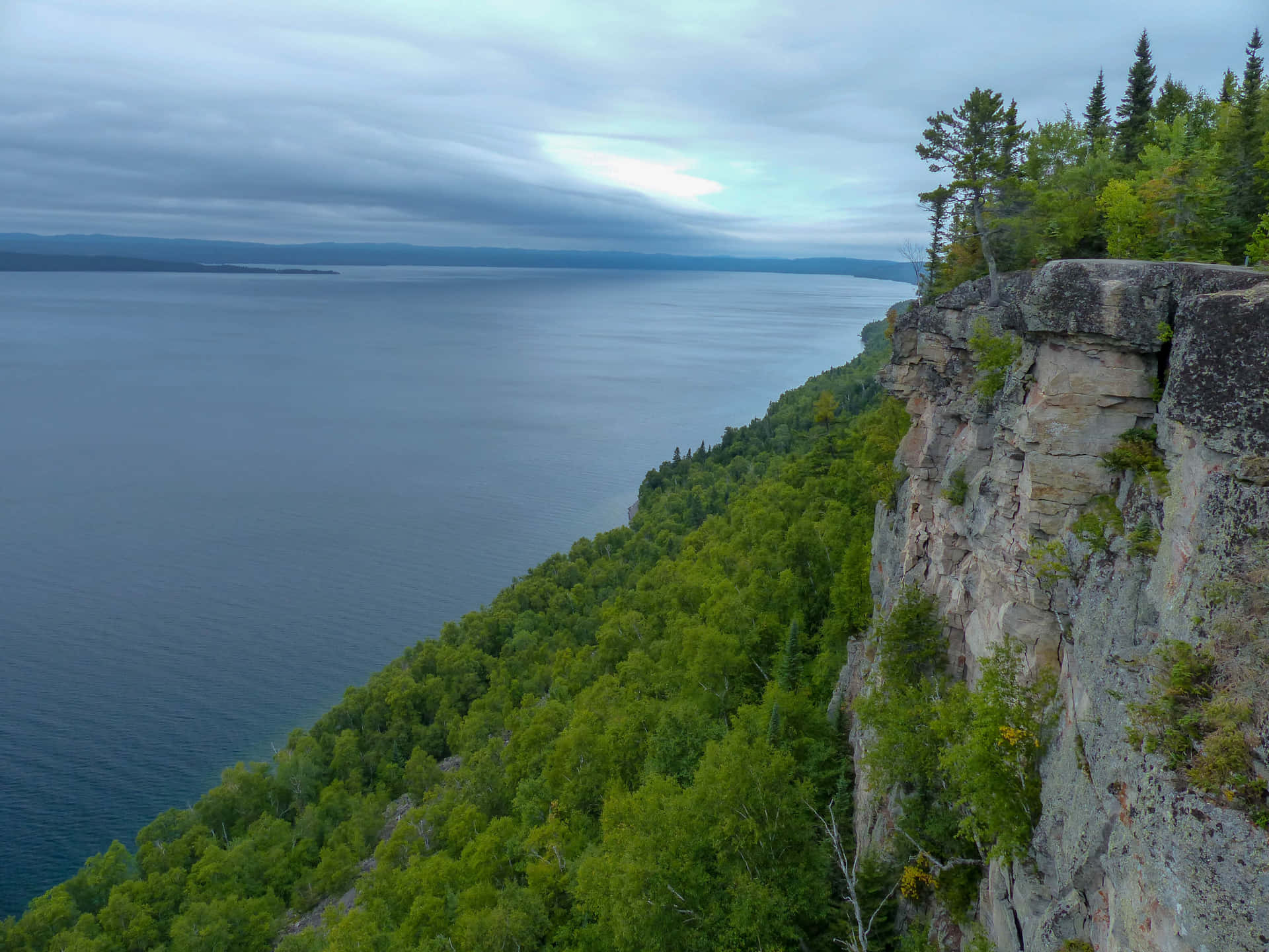 Thunder Bay Lake Superior Cliffside View Wallpaper