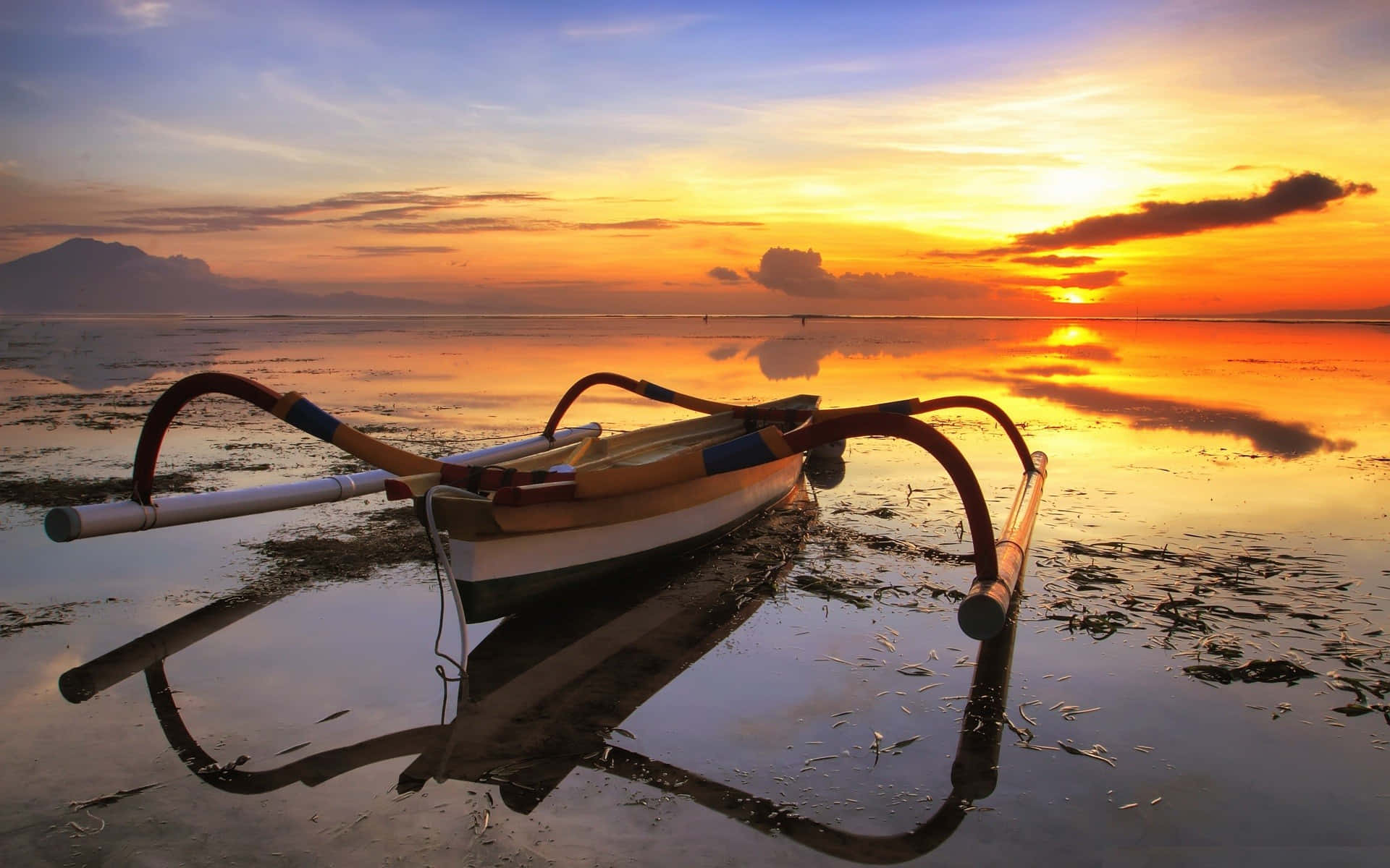 Atrayentesmareas Oceánicas Al Atardecer. Fondo de pantalla