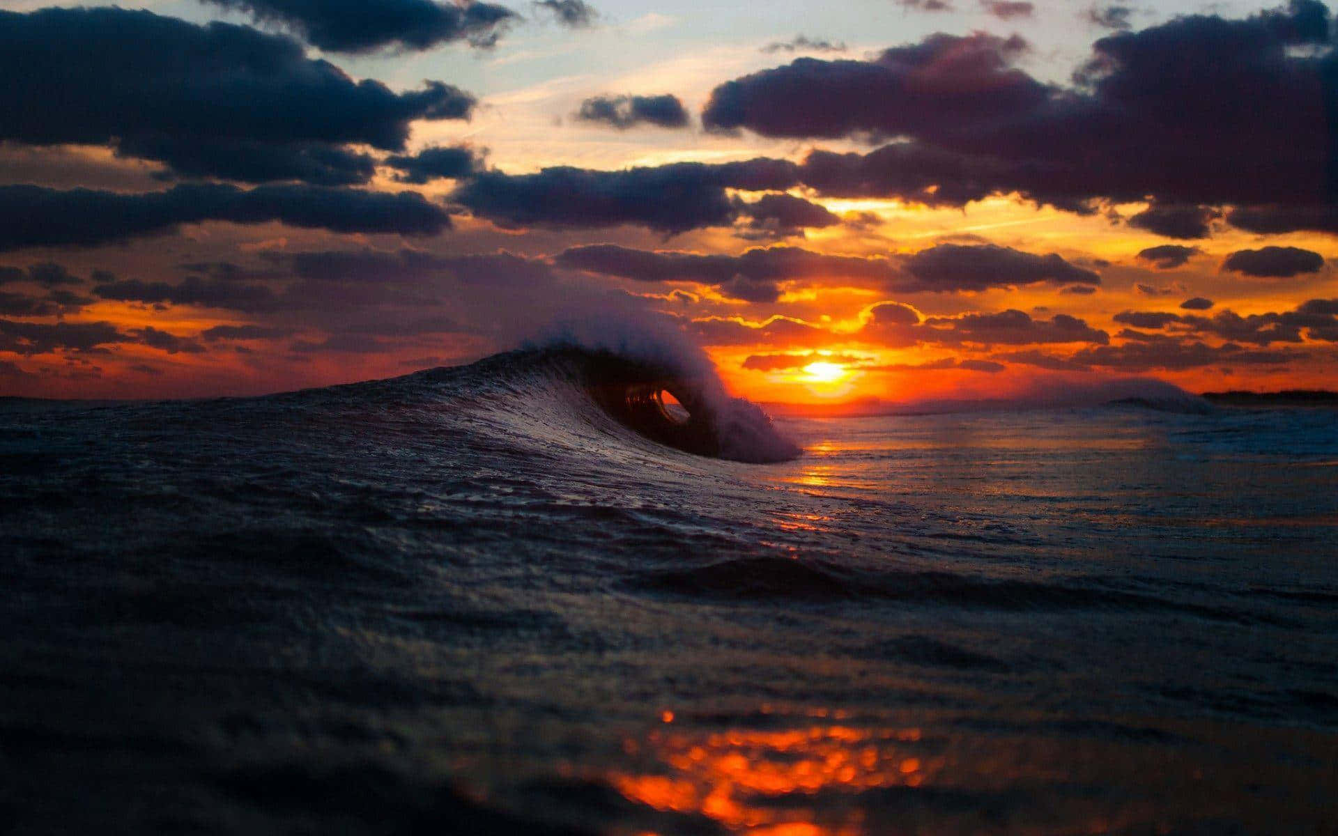 Majestic Ocean Tides at Sunset Wallpaper