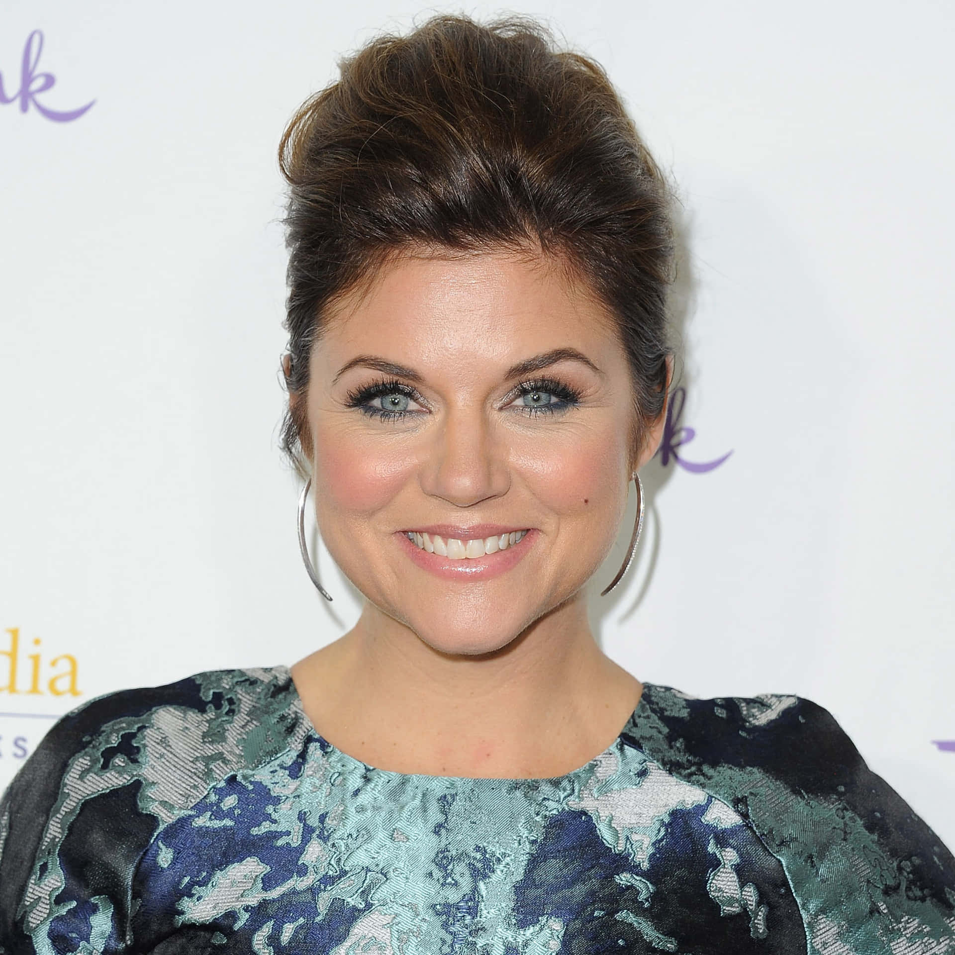 Tiffani Thiessen Smiling Radiantly In A Casual Outfit Wallpaper