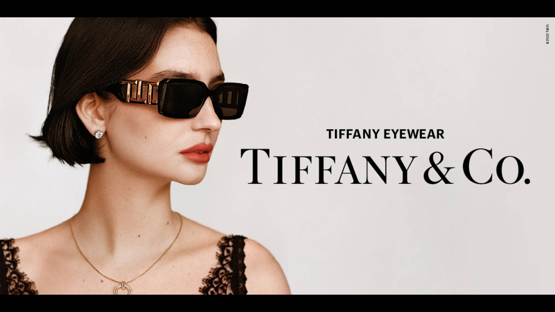 Skab et luksuriøst, fabelagtigt udseende med dette unikke Tiffany & Co. Eyewear Banner Tapet! Wallpaper