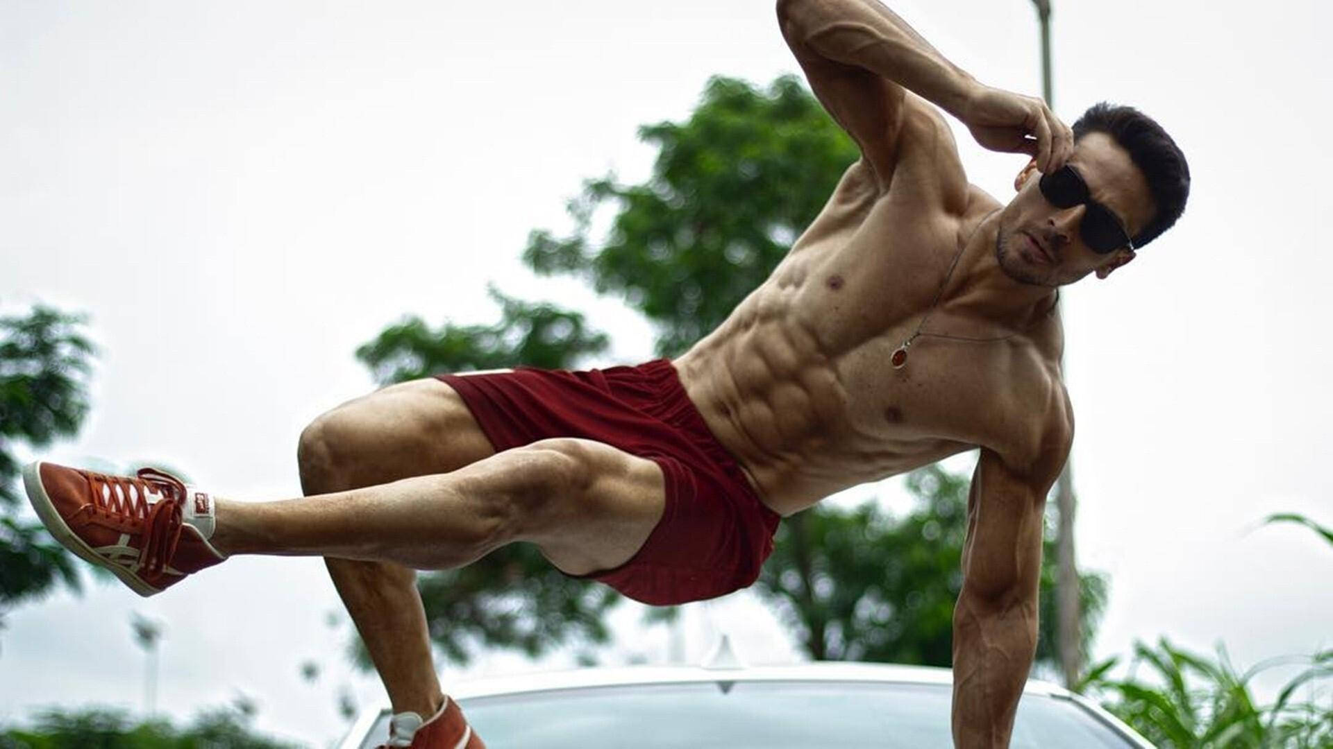 Tiger Shroff Body During Exercise Wallpaper