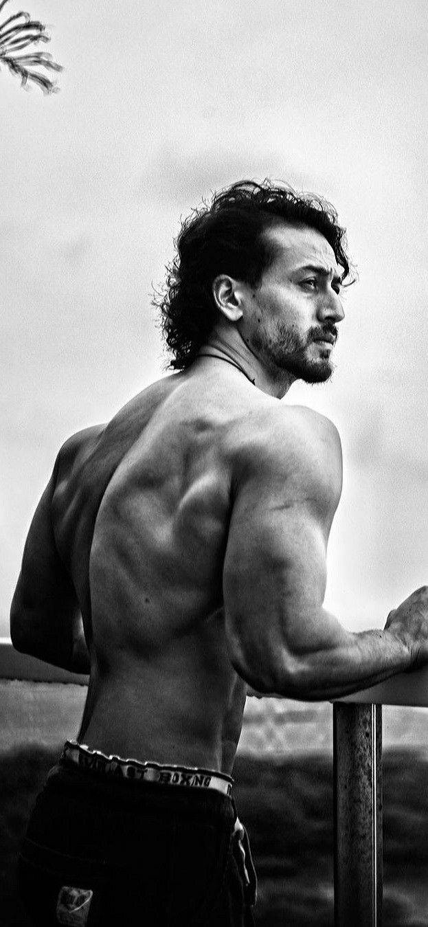 Tiger Shroff Body From The Side Wallpaper
