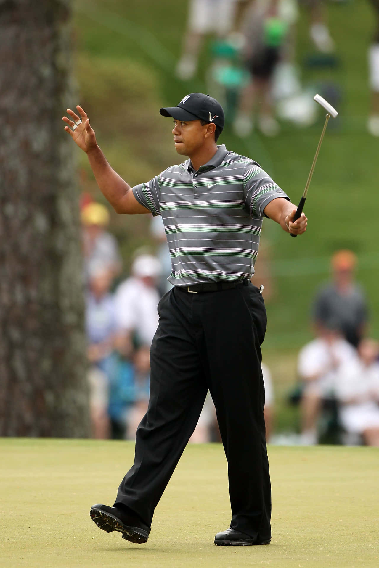 Tiger Woods fejrer efter at have vundet The Masters med hans Iphone tapet. Wallpaper