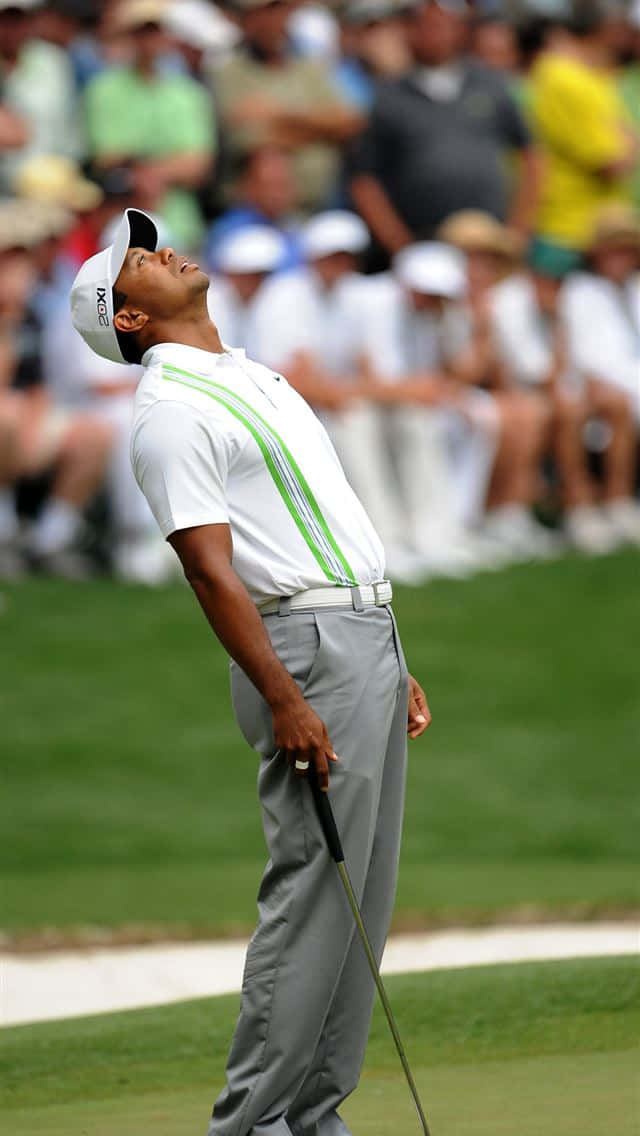 Mitdem Tiger Woods Iphone Eine Pose Einnehmen. Wallpaper