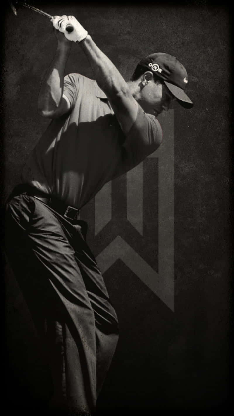 En mand svinger en golfklub i et sort-hvidt billede. Wallpaper