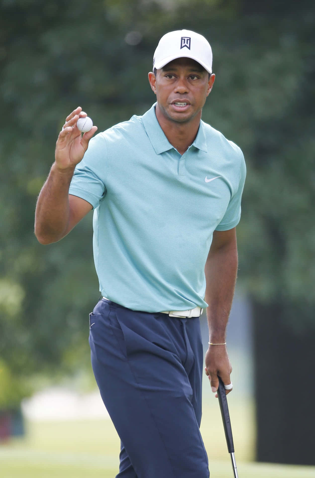 Velkommen til vinderkredsen - Tiger Woods bruger sin iPhone for at holde forbindelsen. Wallpaper