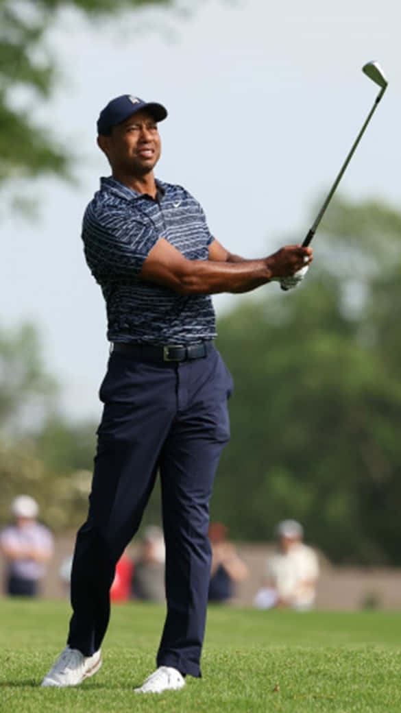 !Tiger Woods i aktion med sin iPhone! Wallpaper