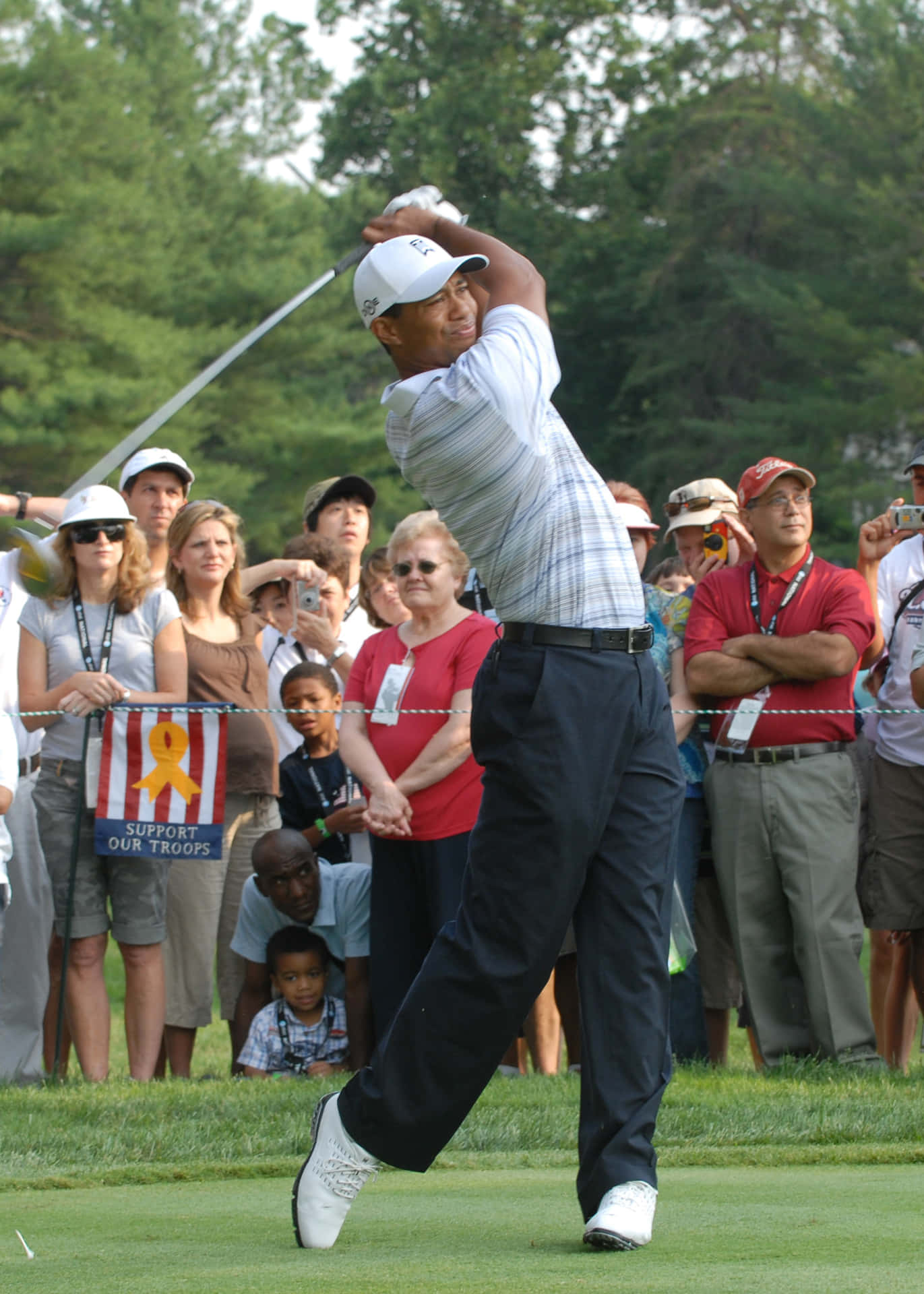 Tiger Woods Iphone About To Hit The Goal Wallpaper