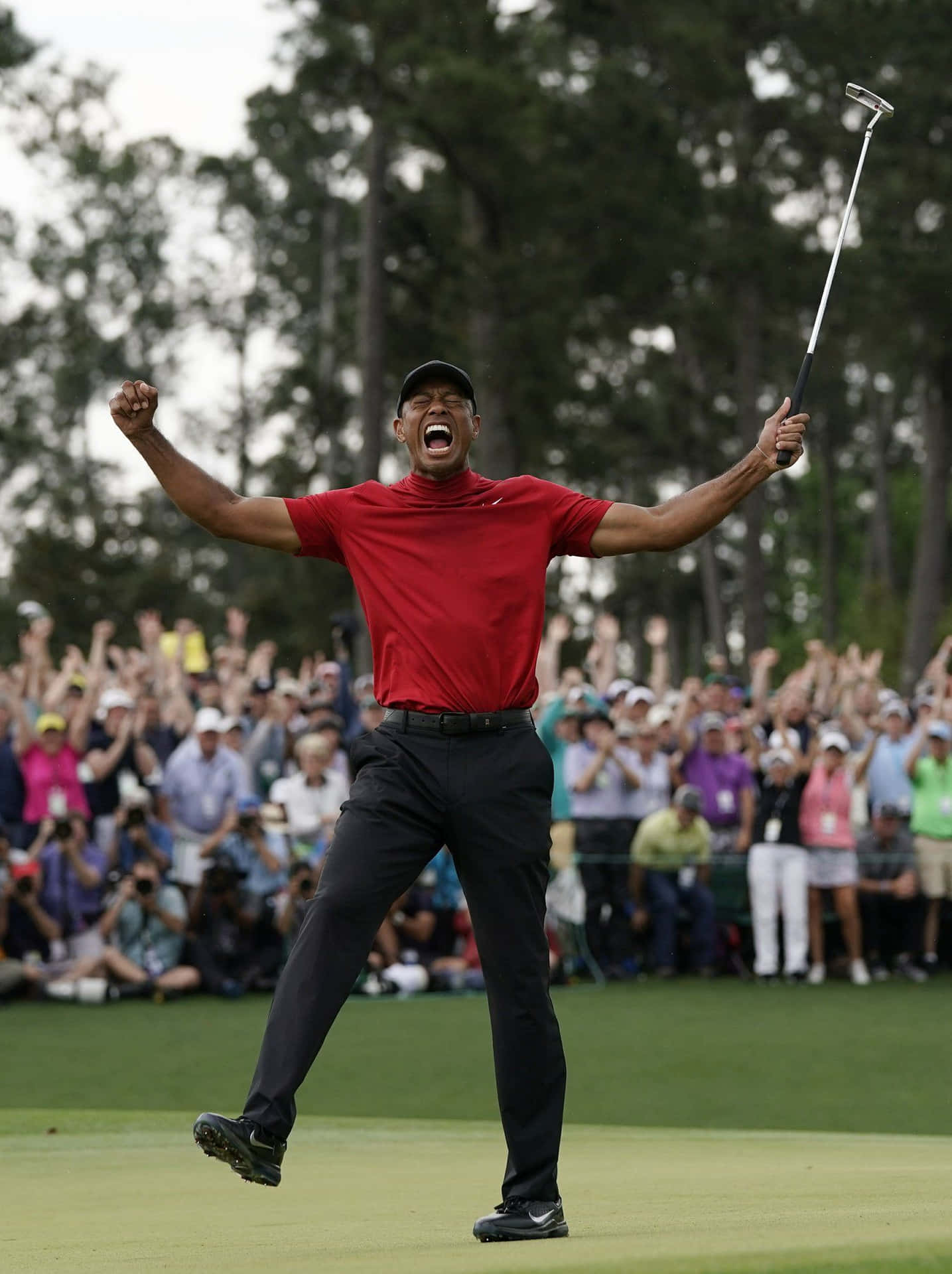 Ladensie Dieses Hochwertige Hintergrundbild Von Tiger Woods Und Seinem Iphone Herunter. Wallpaper