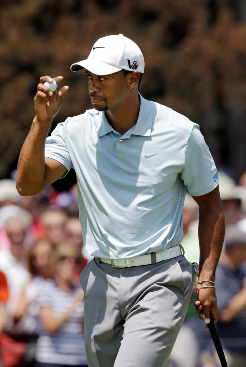 Tiger Woods spiller golf på sin iPhone Wallpaper