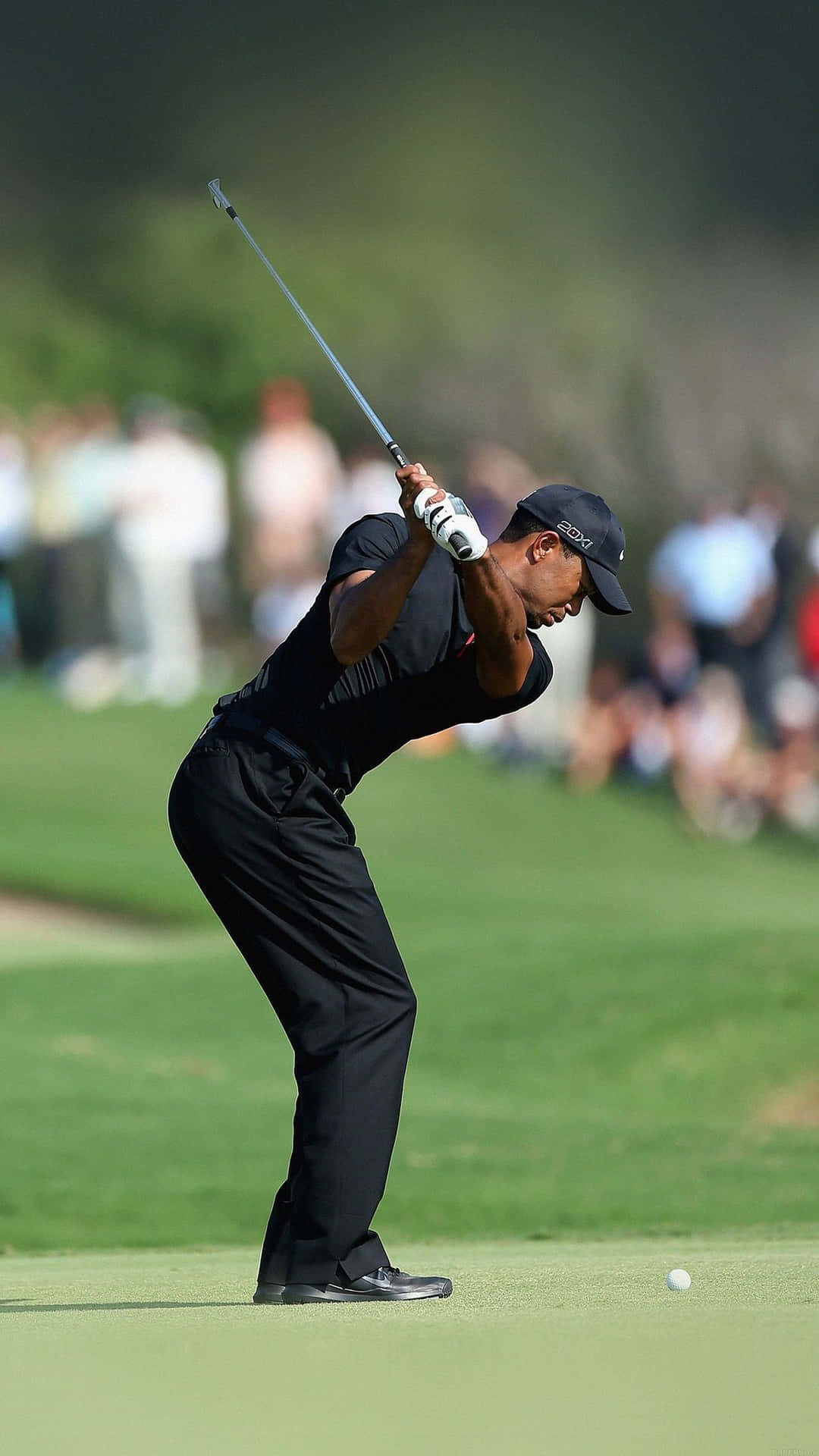 Derweltbekannte Golfer, Tiger Woods, Genießt Die Annehmlichkeiten Seines Iphones. Wallpaper