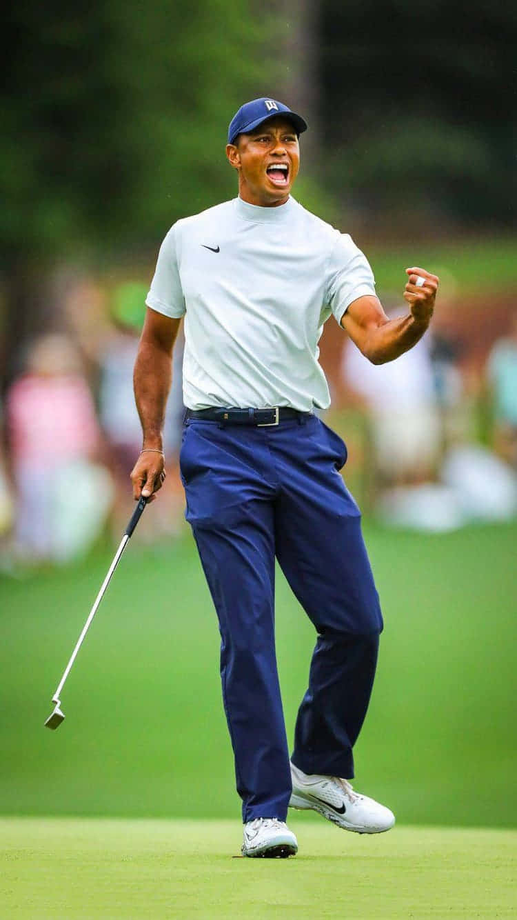 Tiger Woods kaster hurtigt sin iphone wallpaper om. Wallpaper