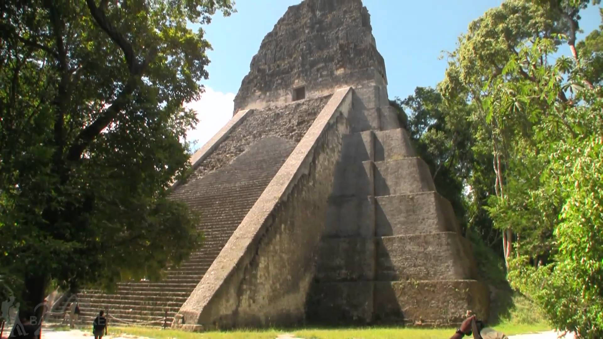 Vistamaestosa Della Piramide Tikal Che Si Abbronza Sotto Un Sole Splendente Sfondo