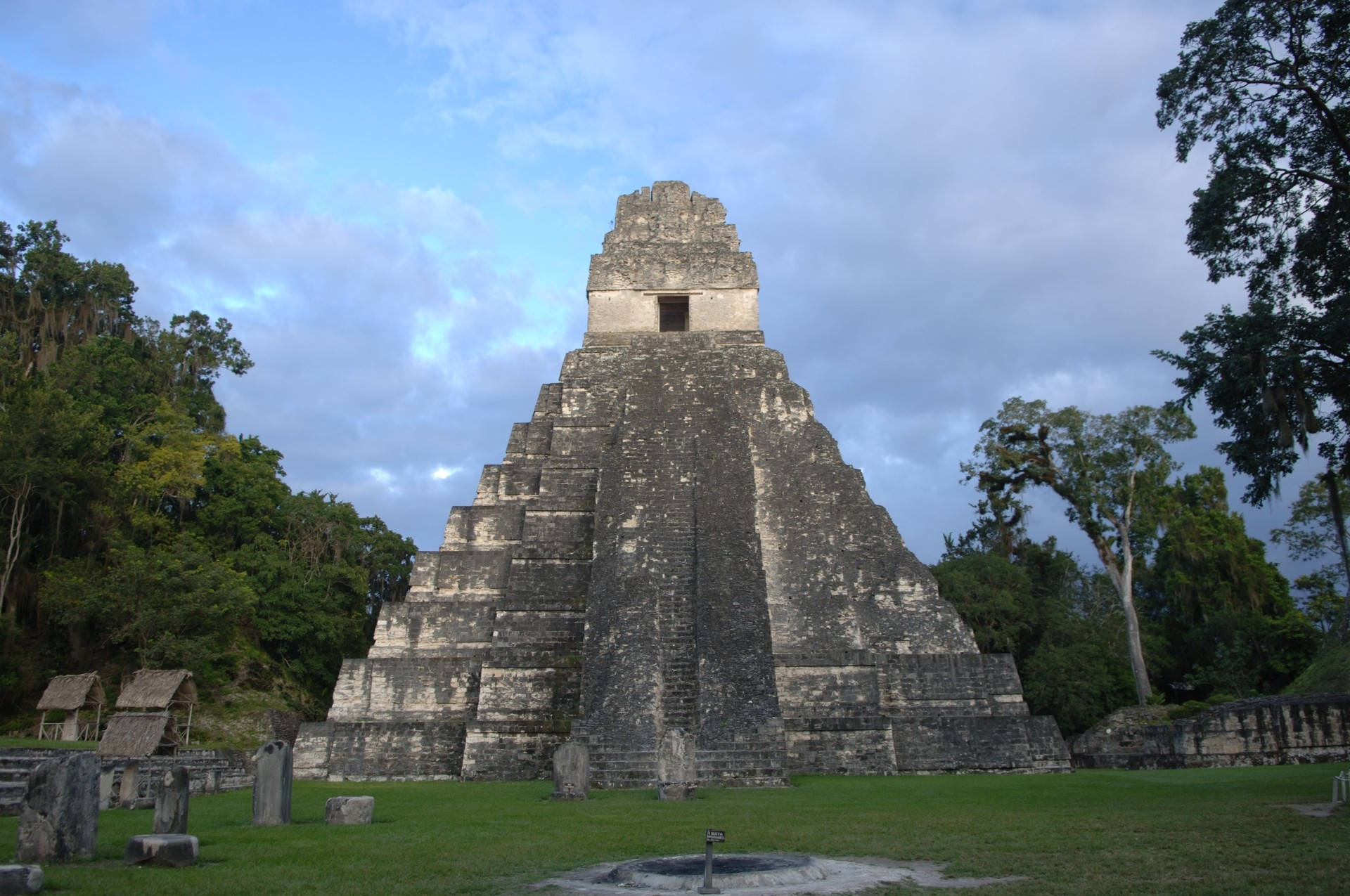 Tikal,l'intera Piramide Sfondo