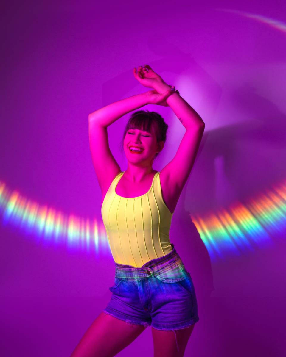 Tiktokpfp De Una Chica Feliz Con Arcoíris Fondo de pantalla