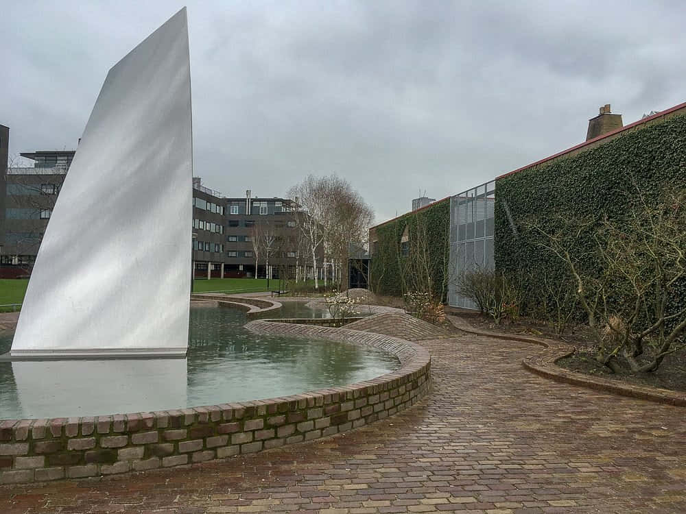 Parc De Sculptures Modernes Avec Élément D'eau À Tilburg Fond d'écran