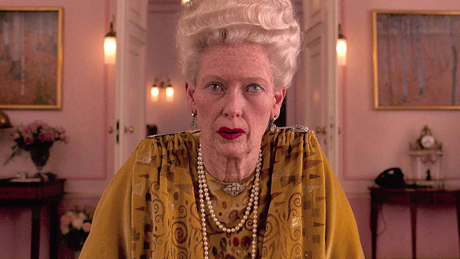 L'attricepremiata Tilda Swinton In Un Abito Prominente Come Madame D. Dal Film Grand Budapest Hotel. Sfondo