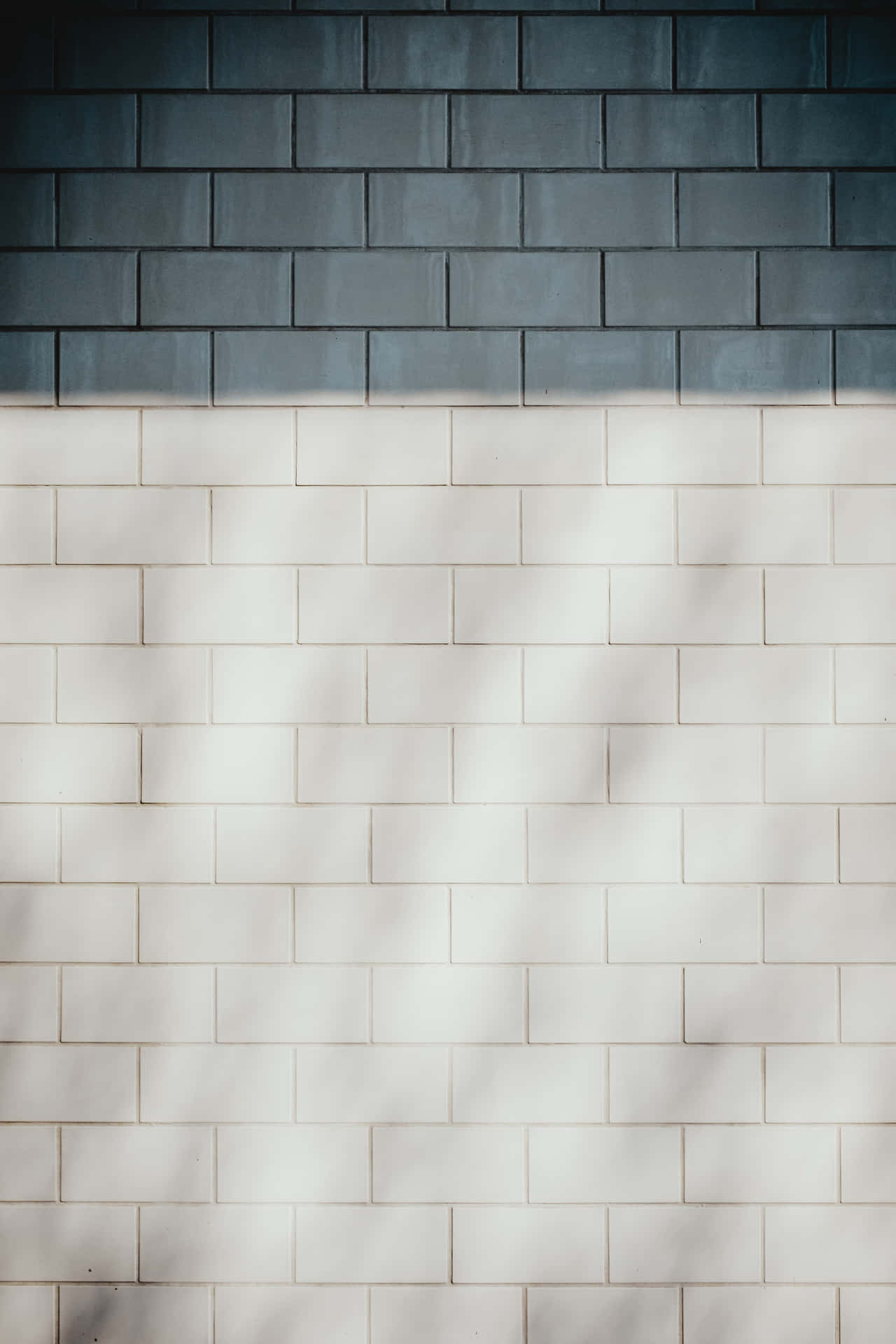 Et hvidt og blåt flisevæg med skyggeeffekt Wallpaper