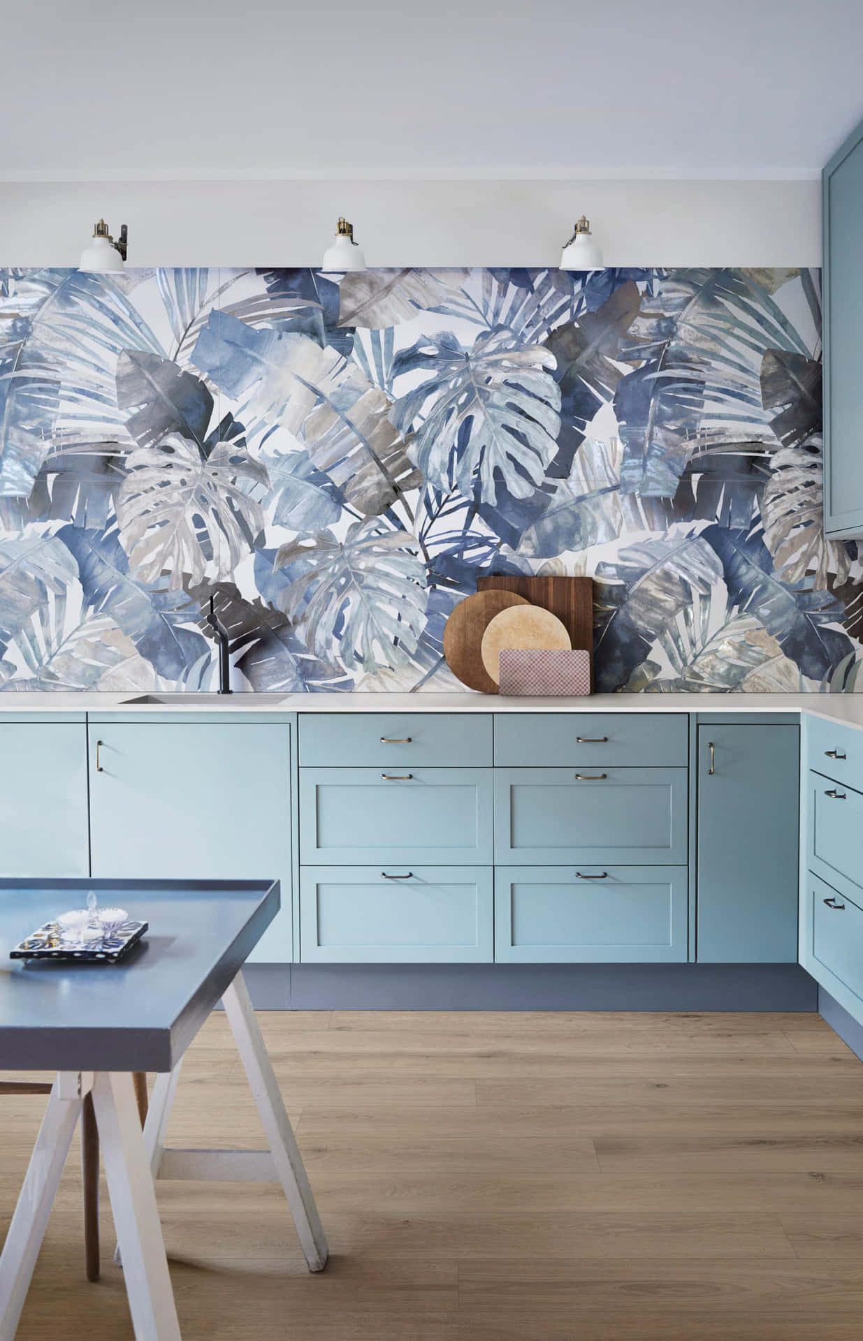 Eineküche Mit Blauen Schränken Und Einer Blauen Gefliesten Wand.