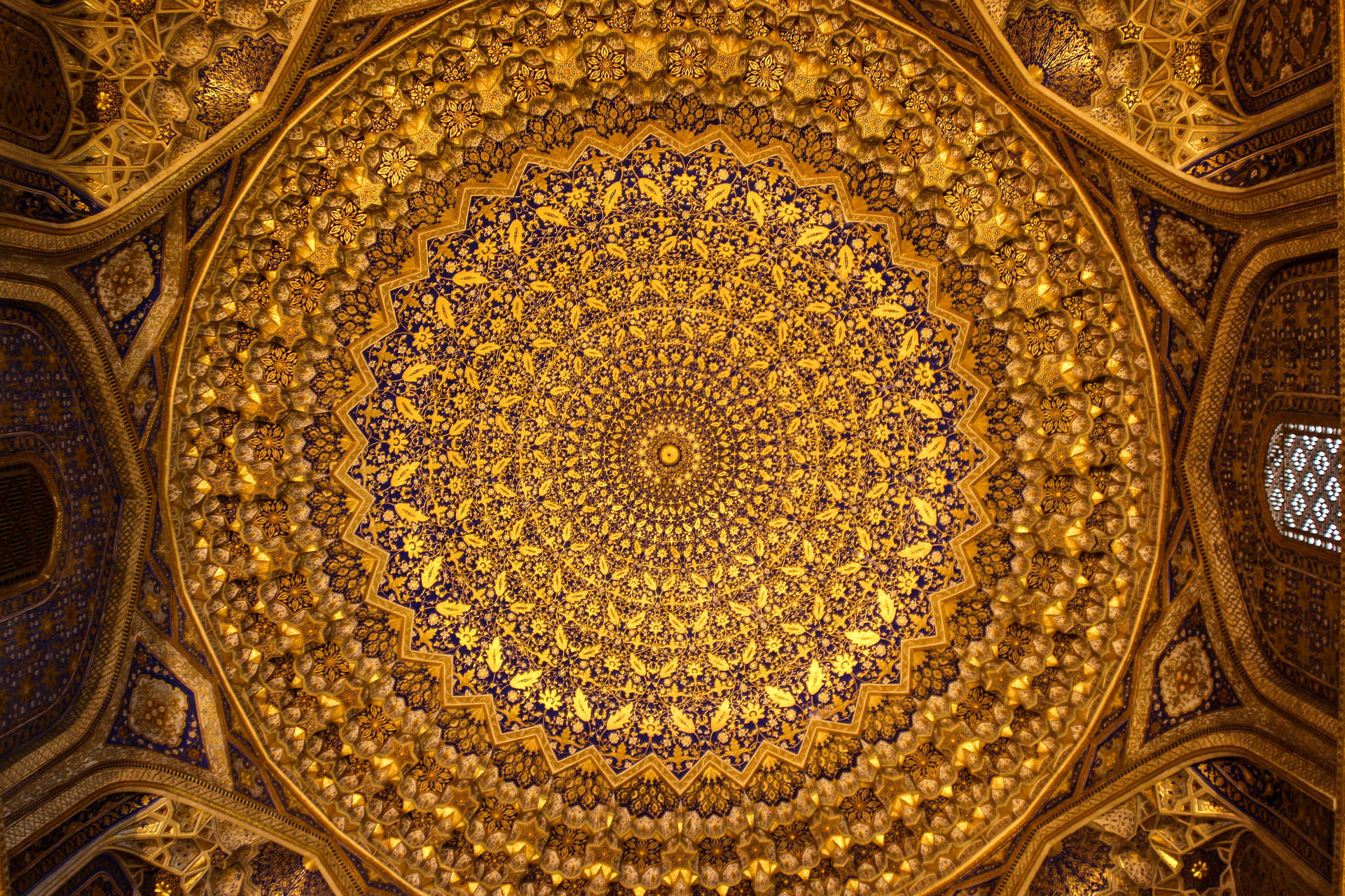 Tilla-kari Madrassah Samarkand Cupola D'oro. Sfondo