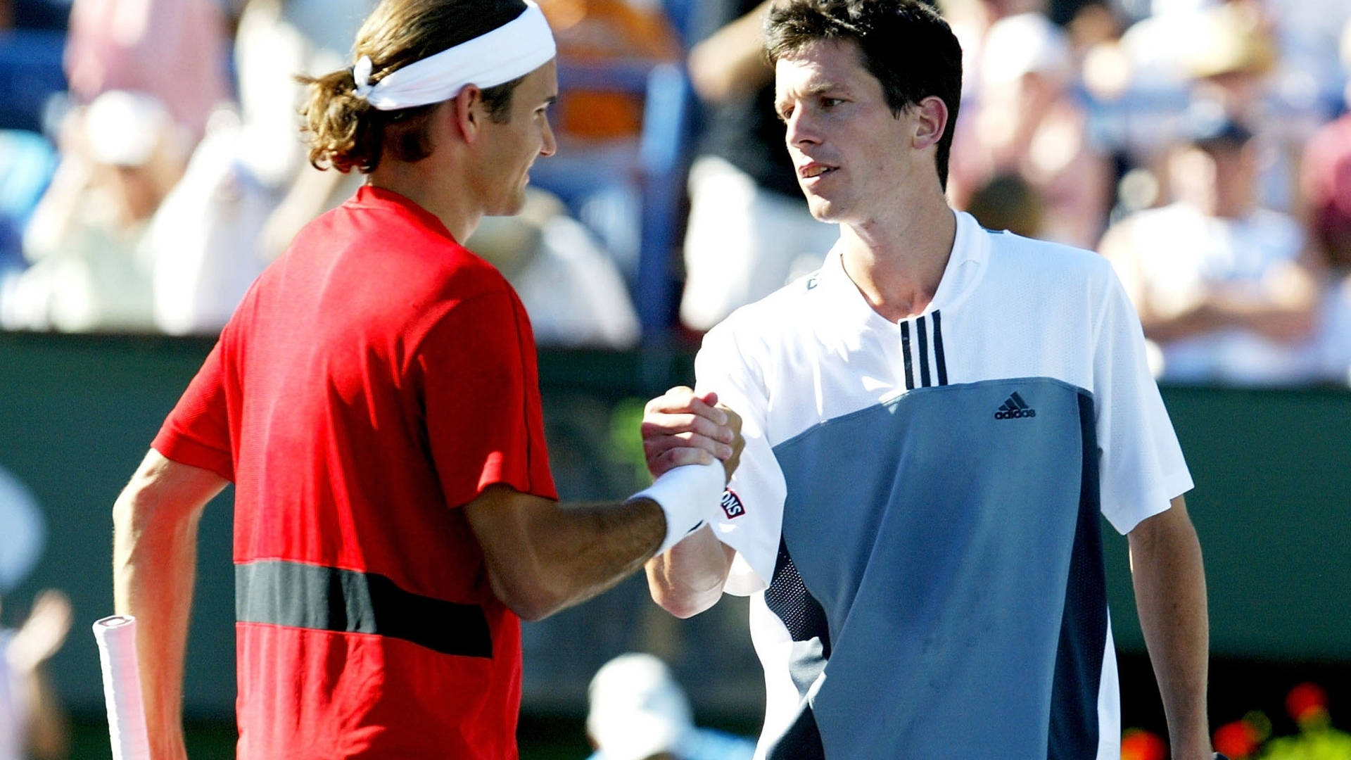 Tim Henman og Roger Federer ser på en tennisbane Wallpaper