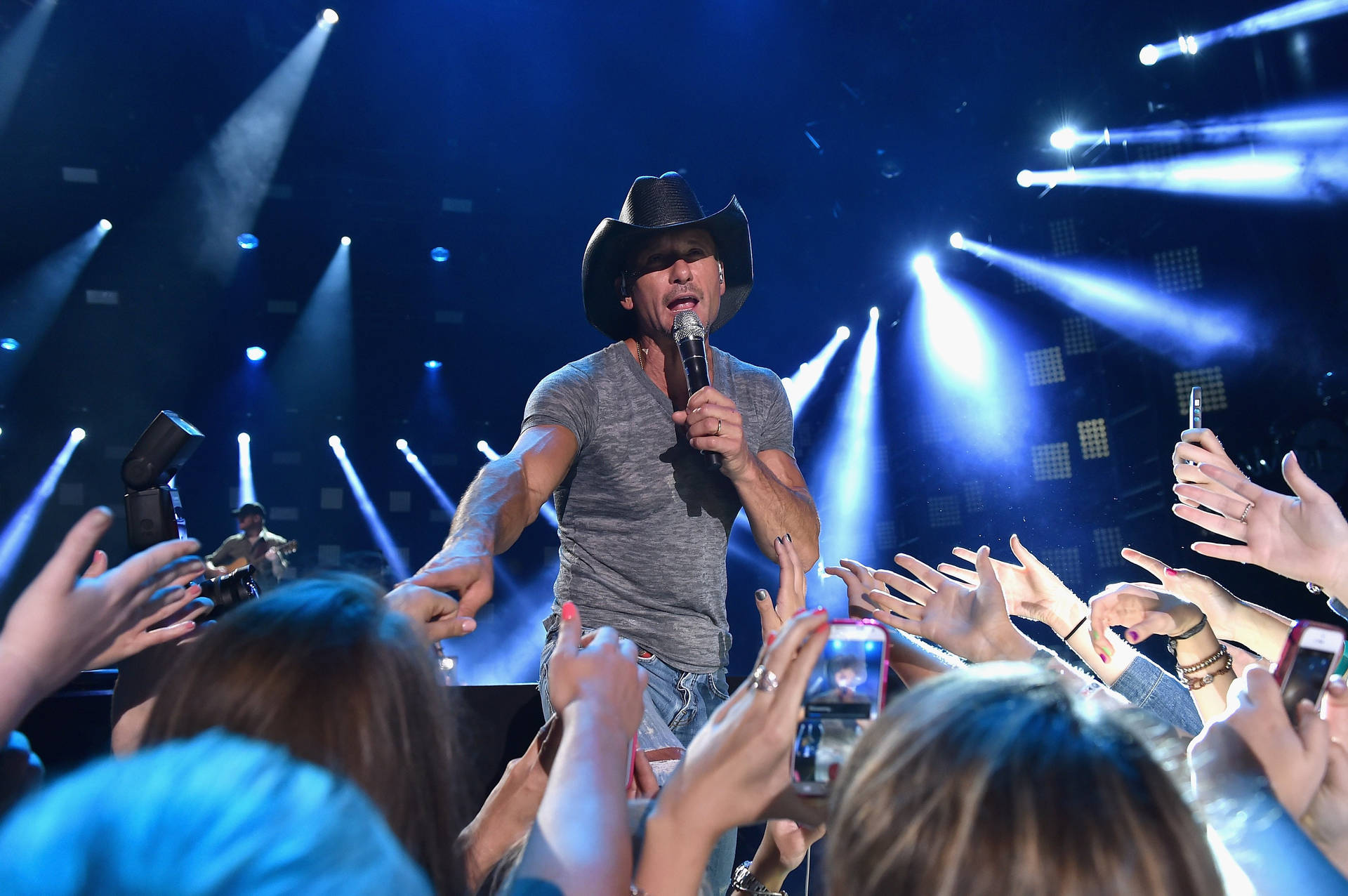 Tim Mcgraw Reaching To Fans Stage