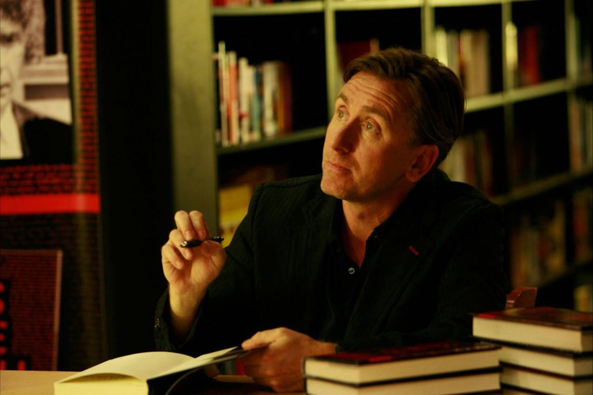 Tim Roth Acting In Library Wallpaper