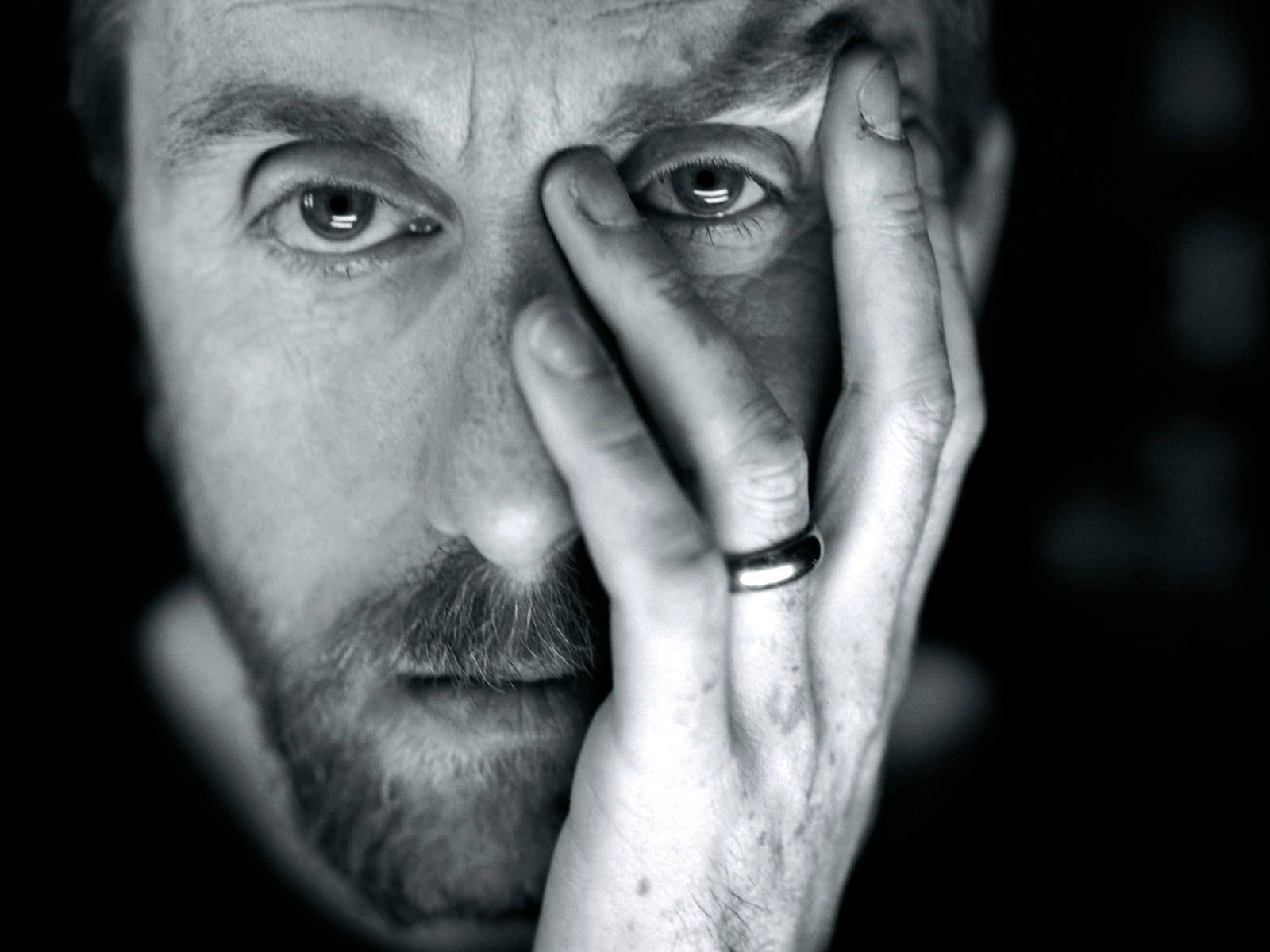 Tim Roth Close-Up Black And White Portrait Wallpaper