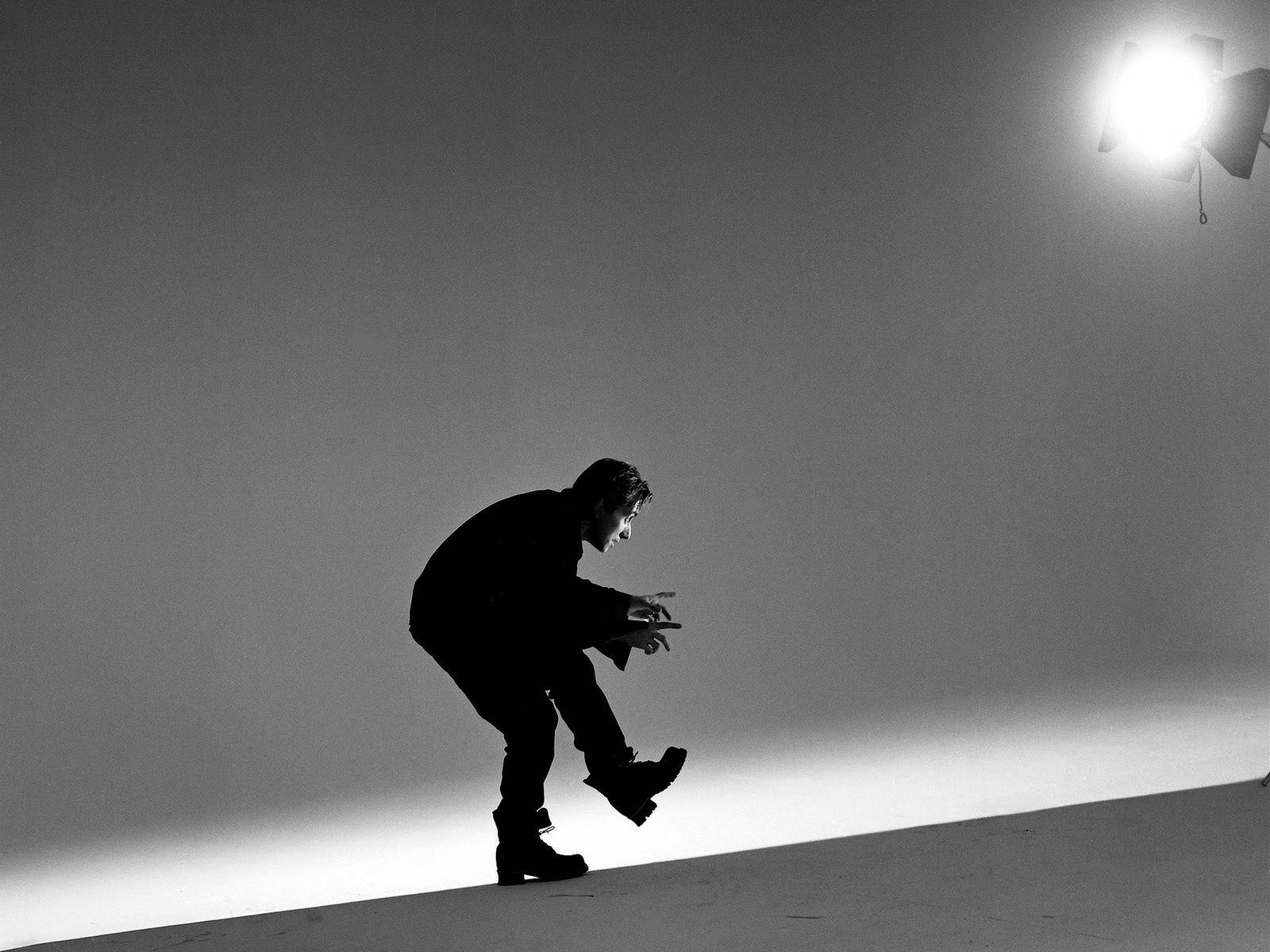 Tim Roth Dancing Under The Spotlight Wallpaper