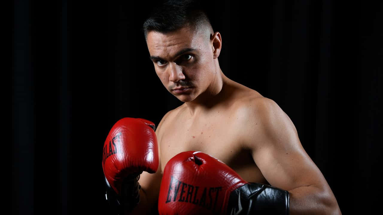 Tim Tszyu In Actie In De Boksring Achtergrond