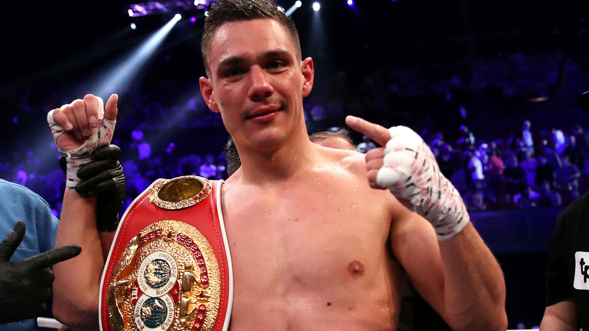 Tim Tszyu Poseert Zelfverzekerd Tijdens Een Trainingssessie Achtergrond