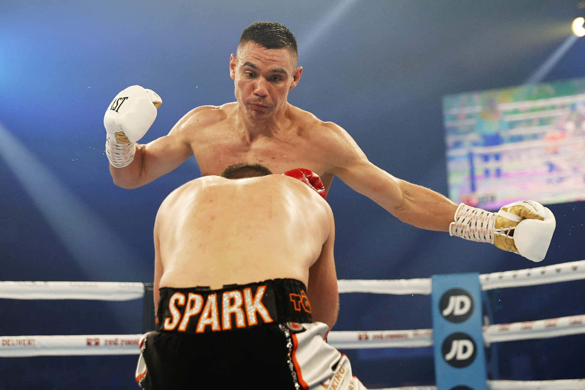 Tim Tszyu S'entraînant Intensément Dans Le Ring Fond d'écran