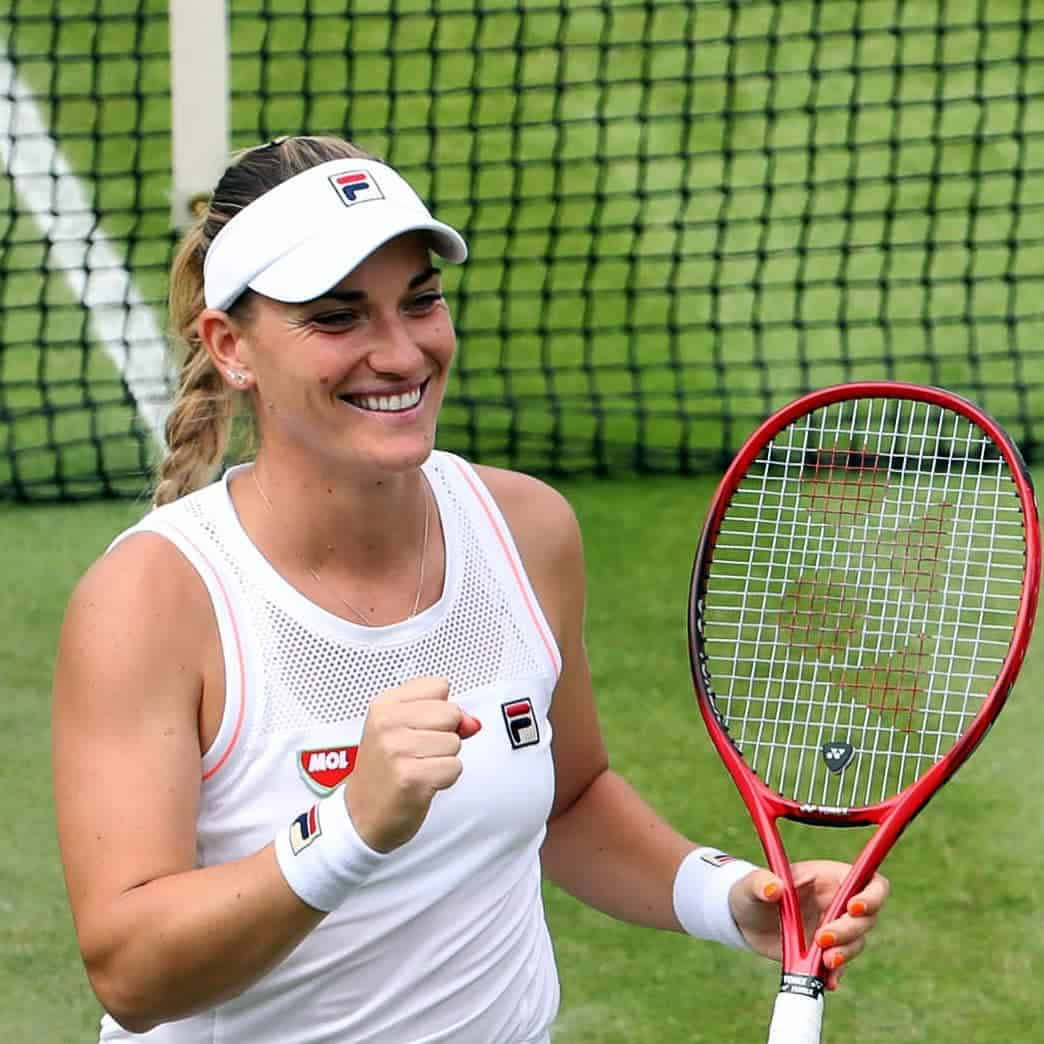 Timea Babos Smiling At Fans Wallpaper