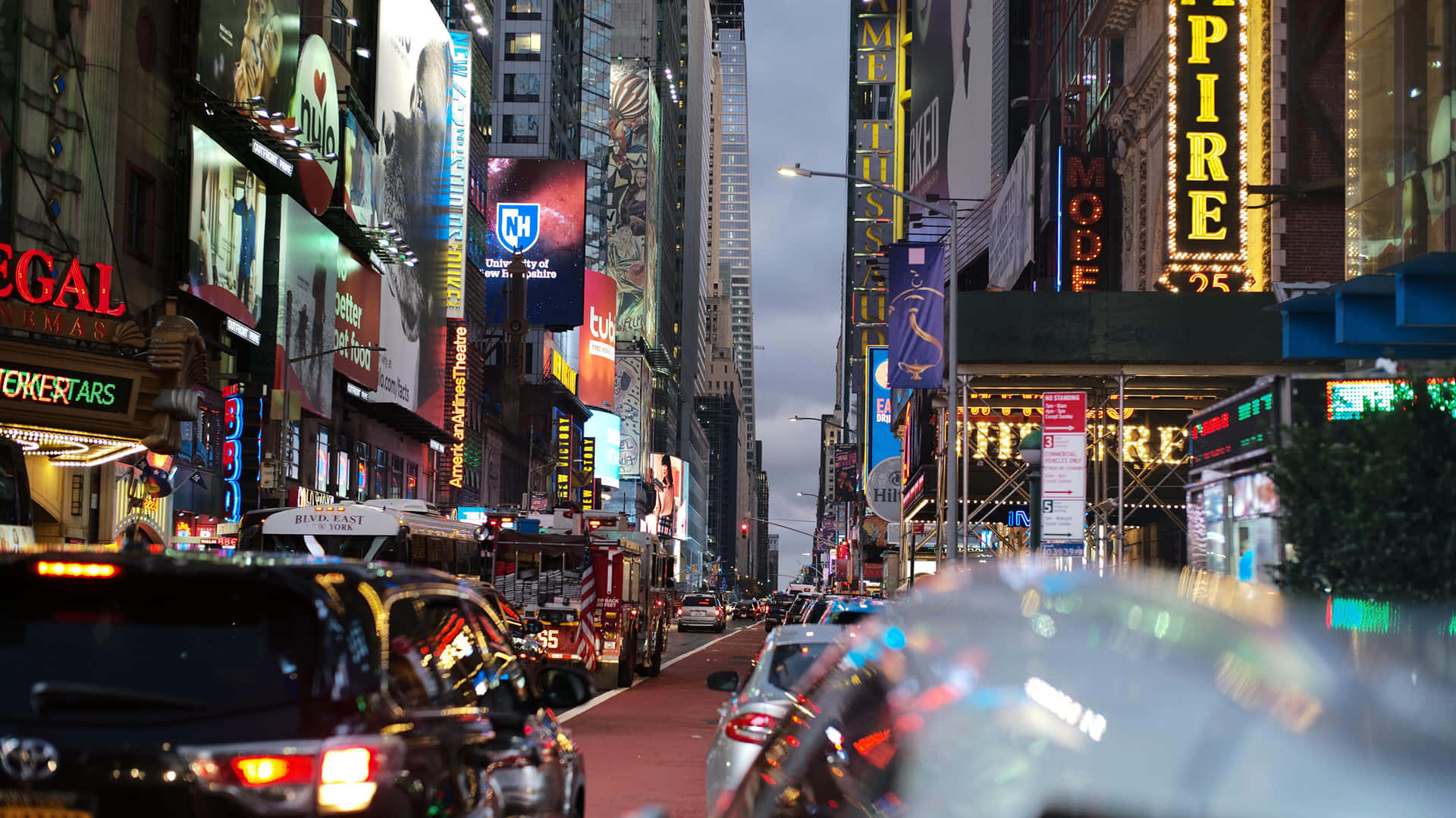 Lucibrillanti Ed Energia Infinita Nel Cuore Di New York City - Times Square Sfondo