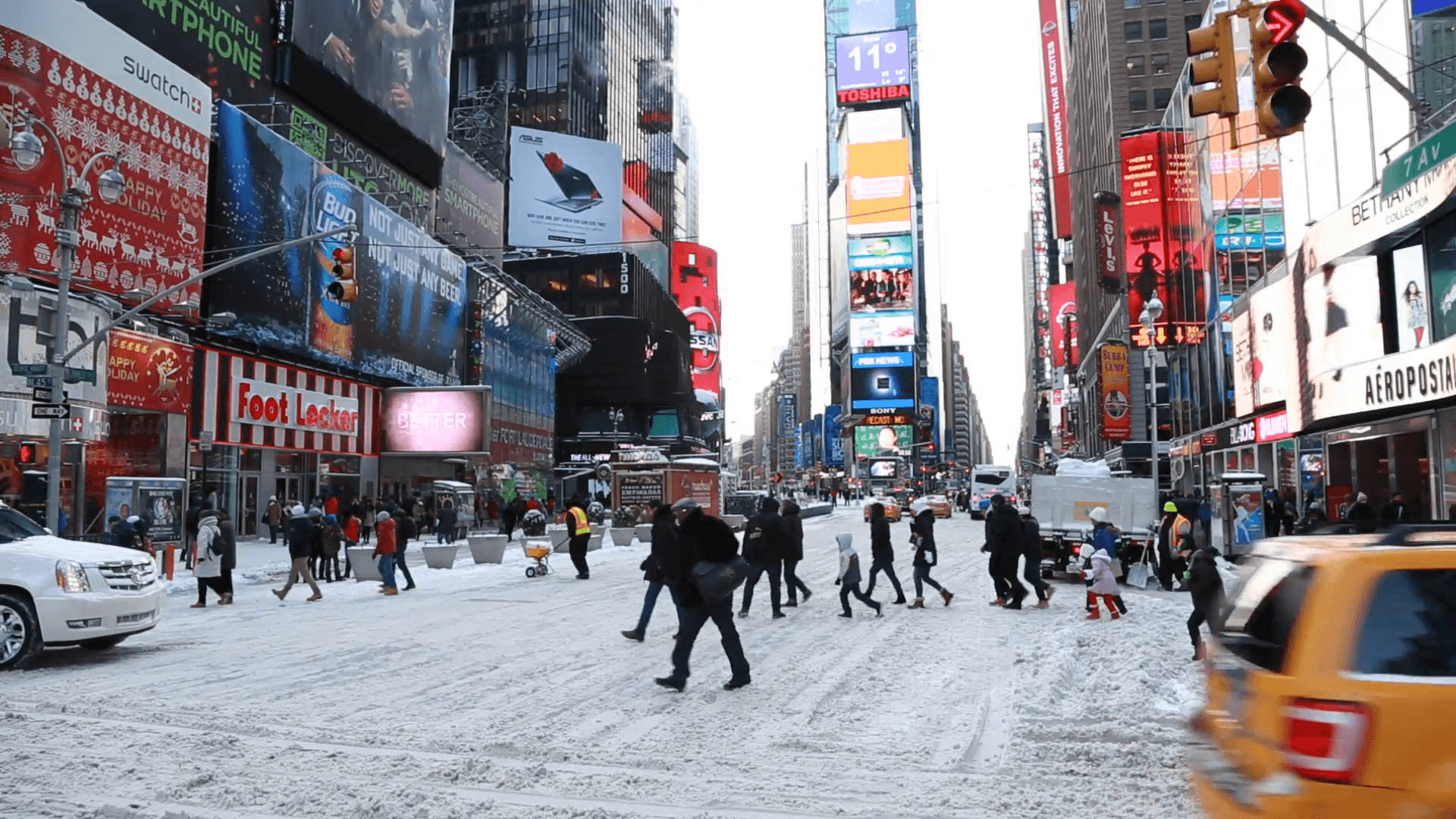 Personascruzando En Times Square Fondo de pantalla