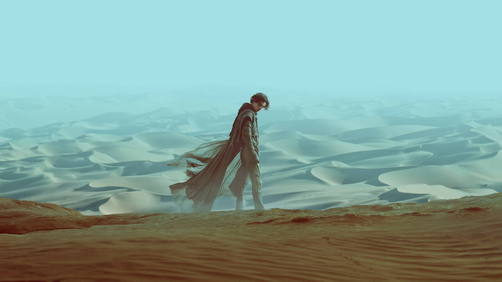 Atuendode Timothée Chalamet En Dune Con Capa. Fondo de pantalla