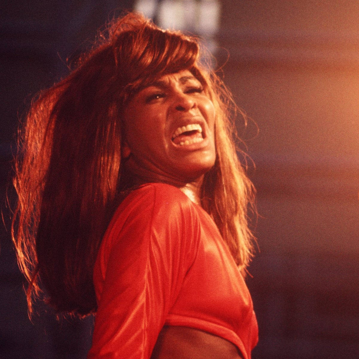 Tina Turner Live Performance I 1960s-stil Tapet Wallpaper