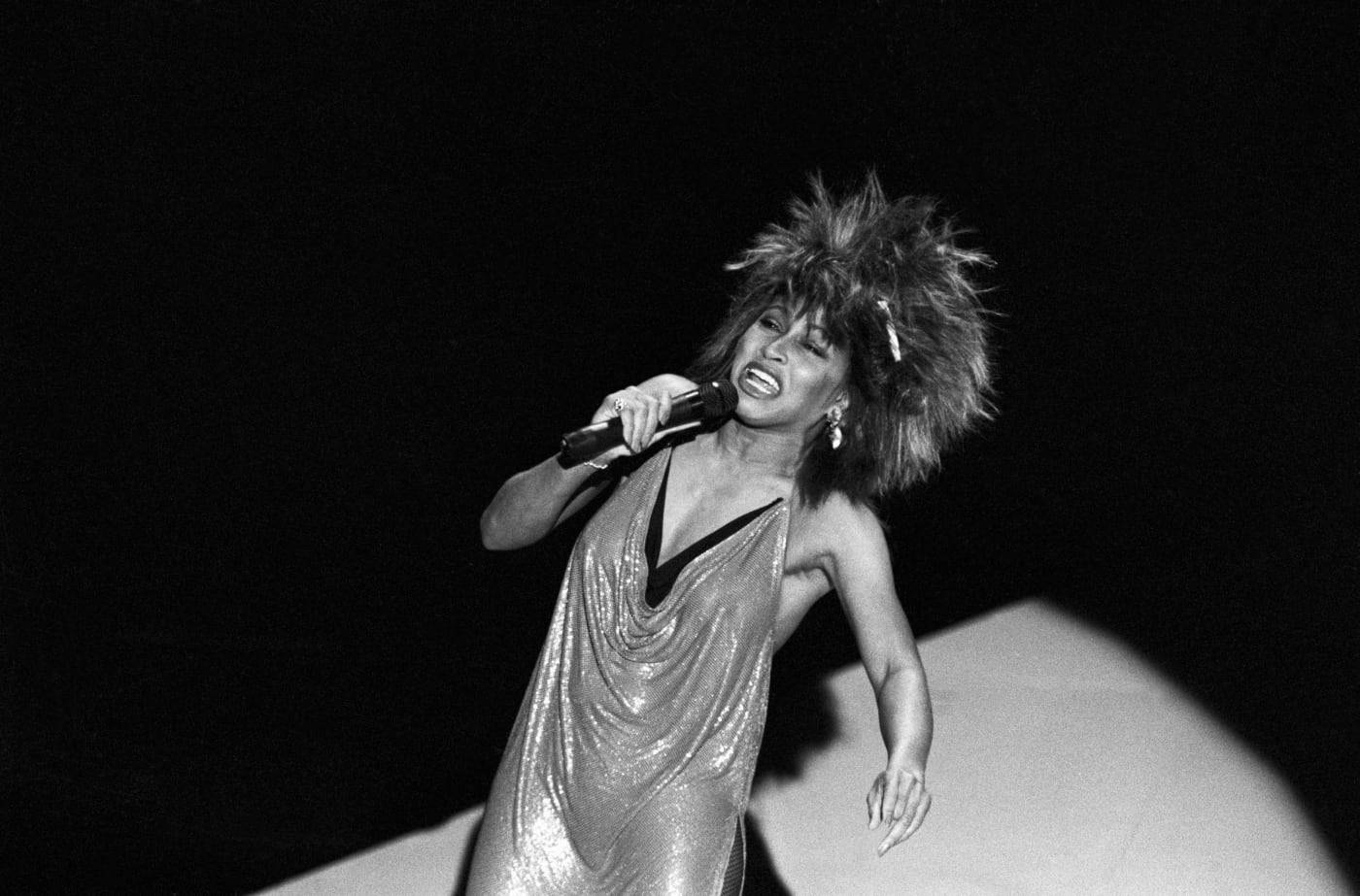 Tina Turner Stage Black And White Wallpaper