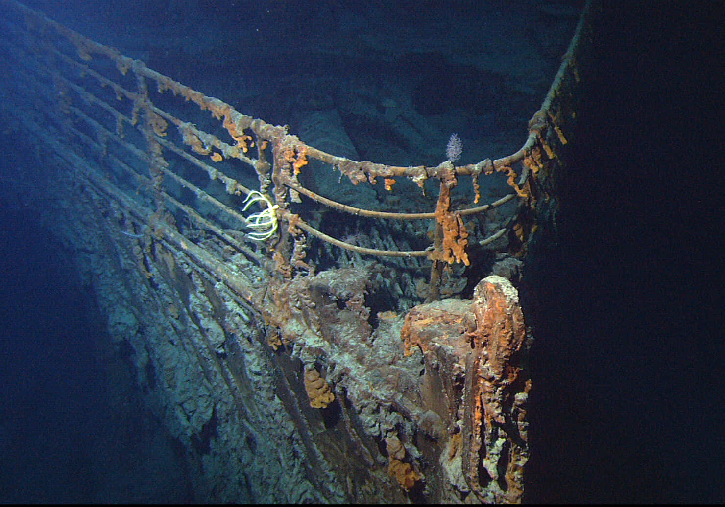 Immaginedel Titanic In Un Relitto Arrugginito Sul Fondo Dell'oceano