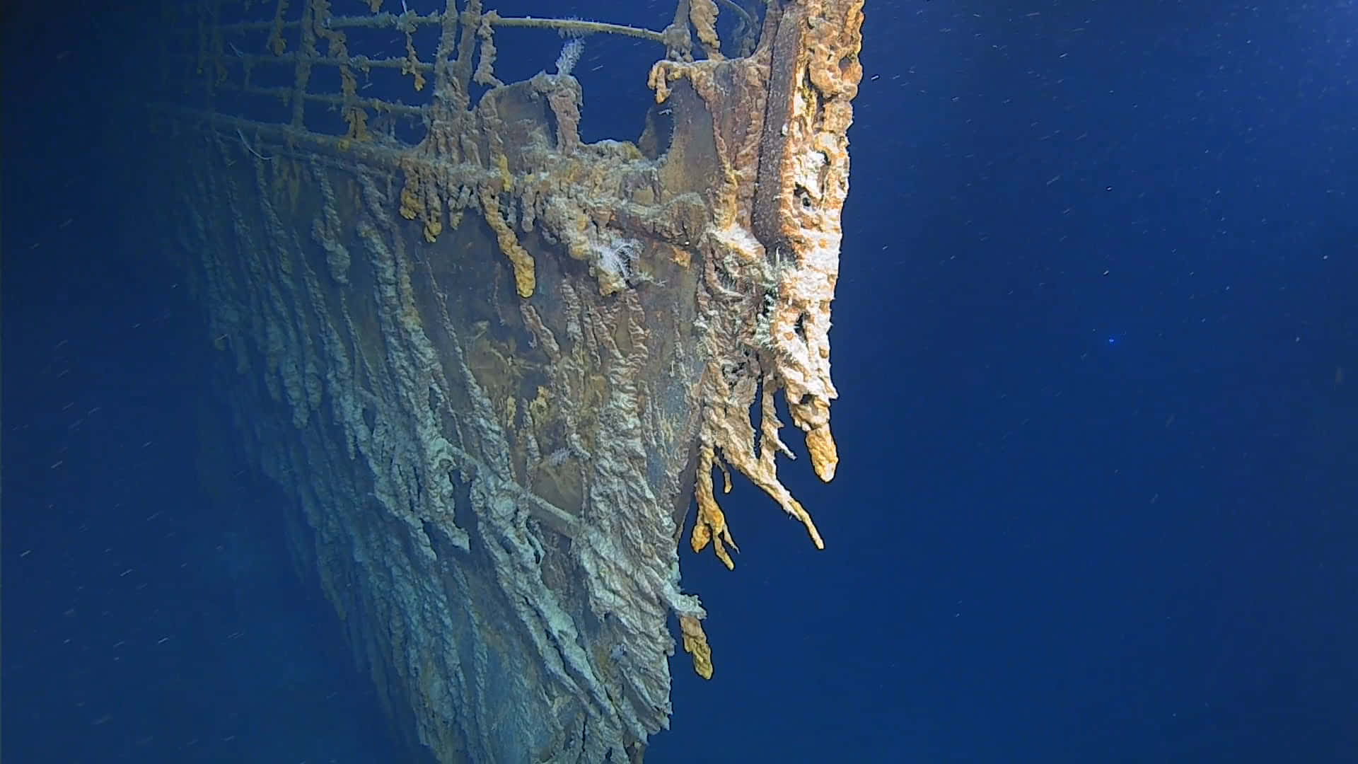 Imagendel Titanic Bajo El Agua, En El Océano Azul.