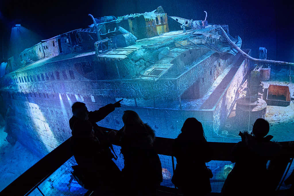 Explorala Imagen Del Titanic Bajo El Agua.