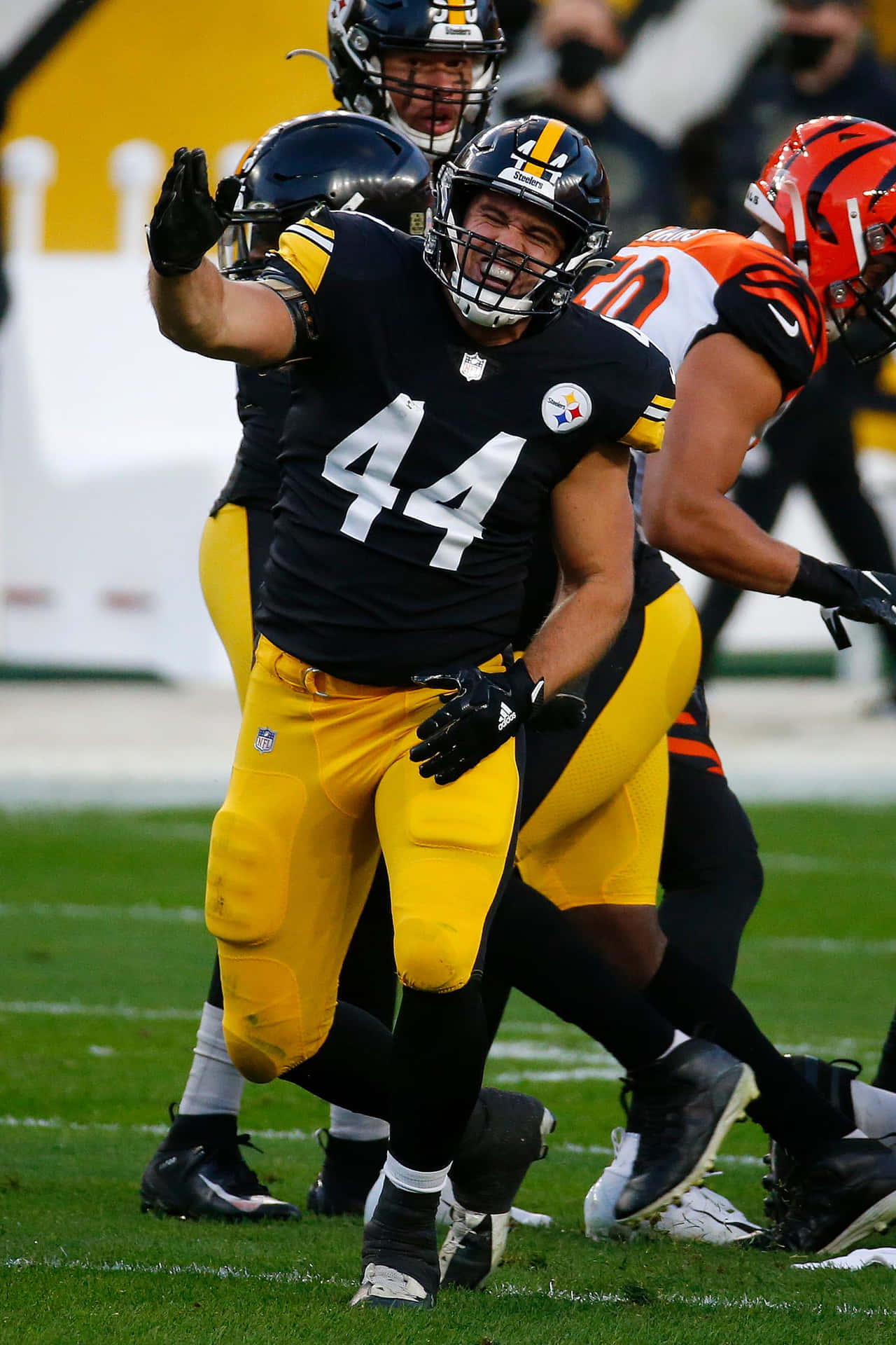 Pittsburgh Steelers Linebacker T.j. Watt. Wallpaper